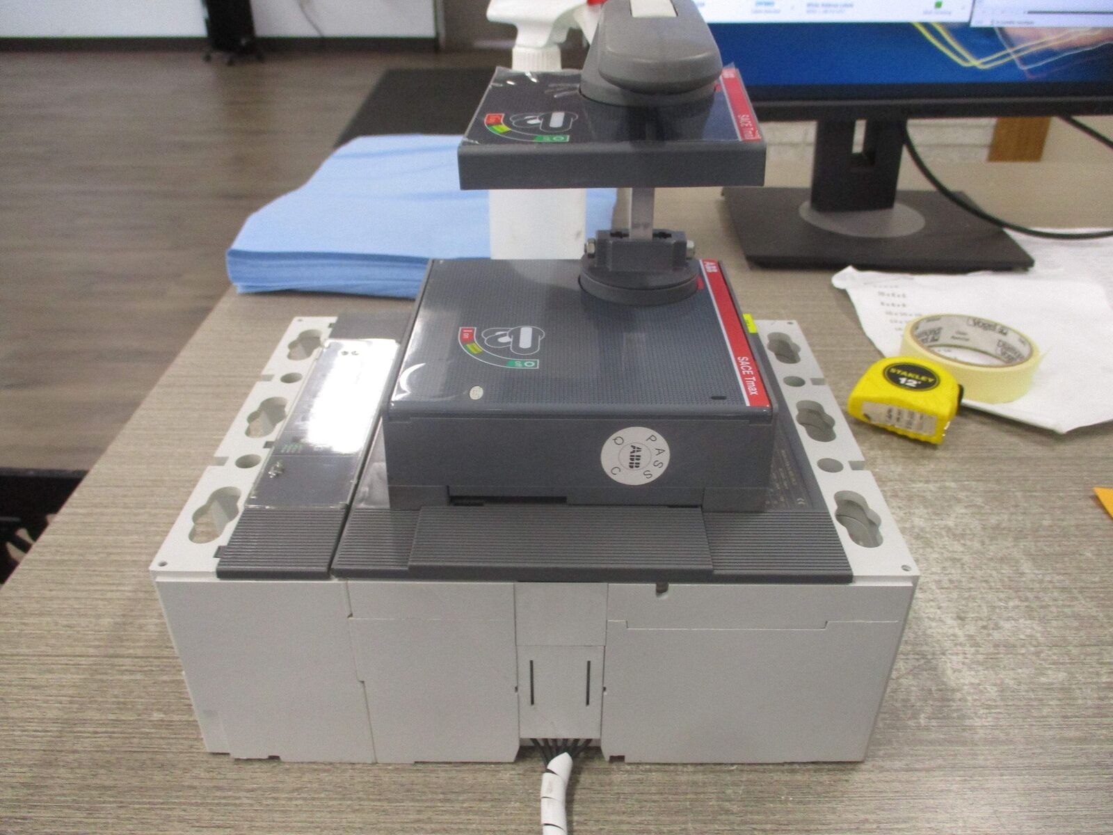 ABB SACE Tmax Breaker Disconnect T6L 800 PR222DS/P 800A 600V 3P *Dented Case* Us