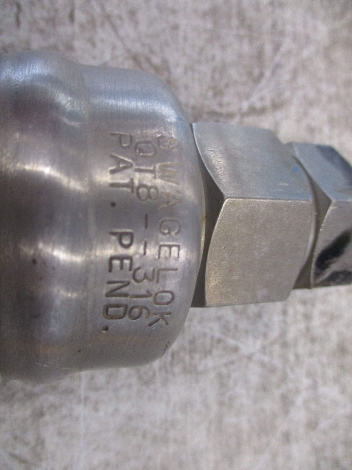 Swagelok Stainless Steel Quick Connect Fitting QT8--316 Used