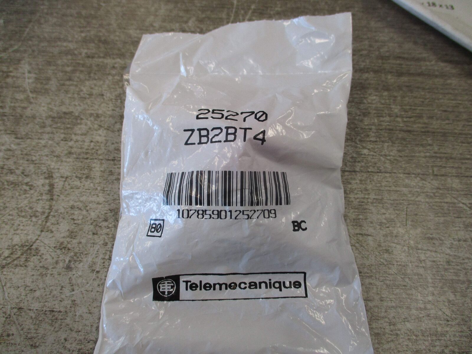 Telemecanique Push Button 25270 ZB2BT4 New Surplus