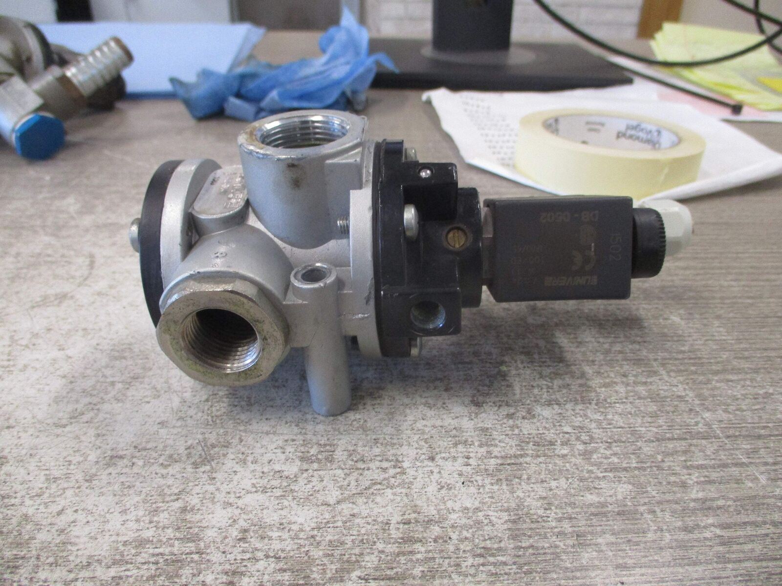 Univer Poppet Valve AG-3041 24V Coil Used