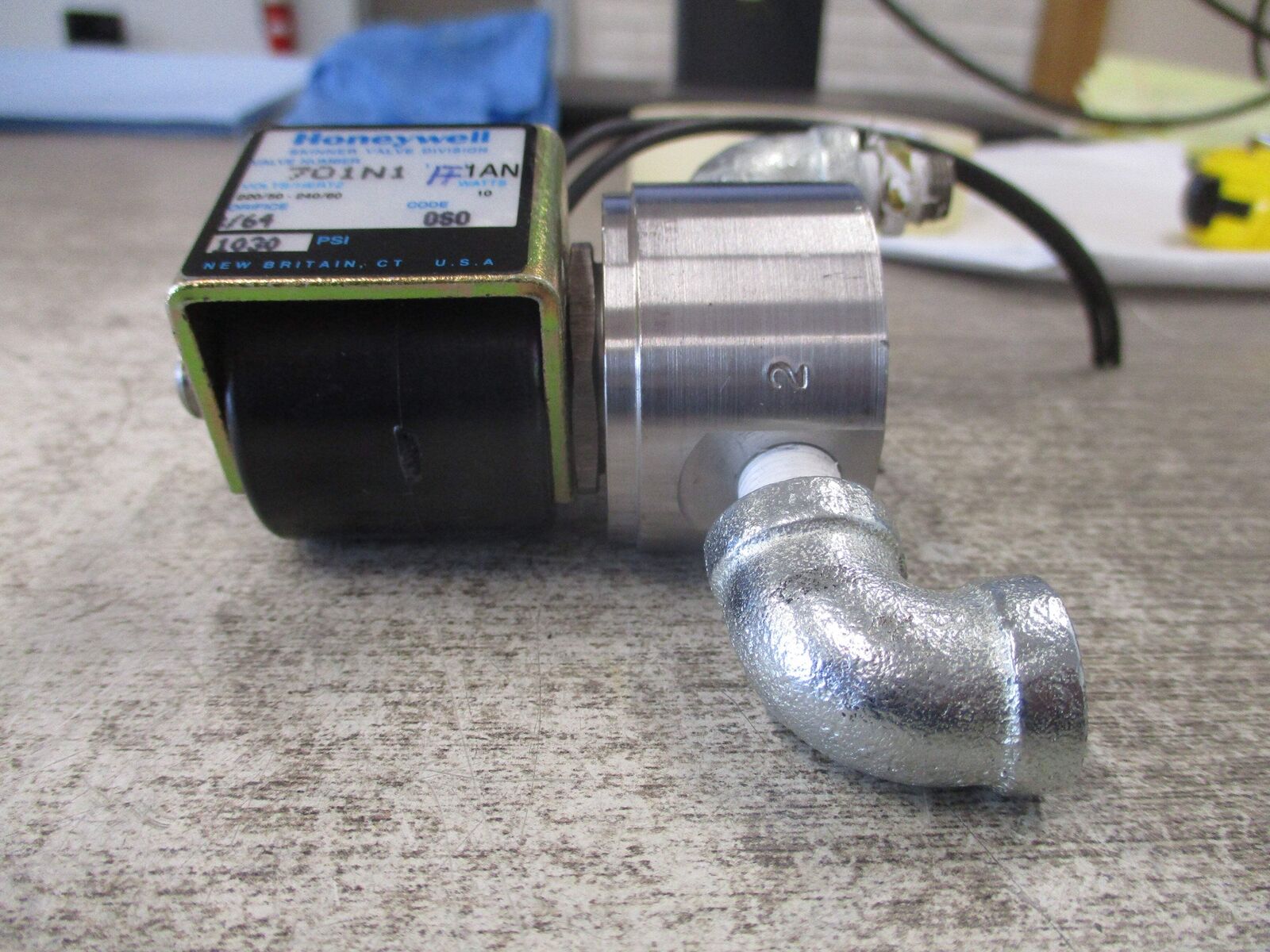 Honeywell Skinner Solenoid Valve 701N1 220/240V 50/60Hz 10W 1030PSI Used