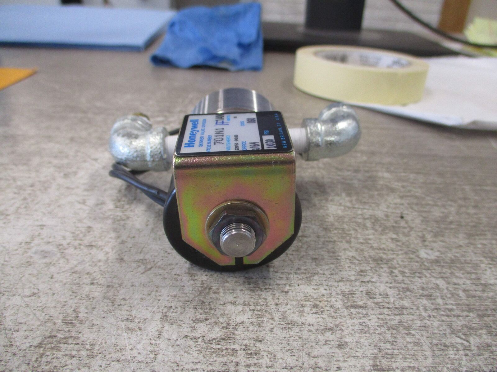 Honeywell Skinner Solenoid Valve 701N1 220/240V 50/60Hz 10W 1030PSI Used
