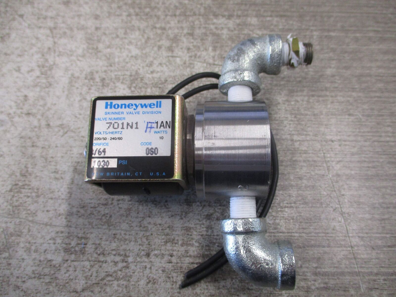 Honeywell Skinner Solenoid Valve 701N1 220/240V 50/60Hz 10W 1030PSI Used