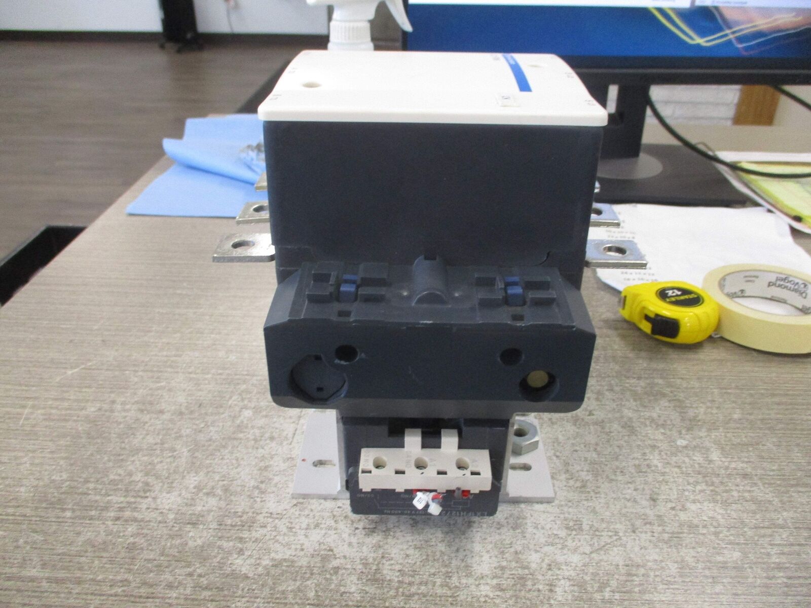 Telemecanique Contactor LC1F265 120-127V Coil 40-400 Hz 285A 600V *Chipped Coil