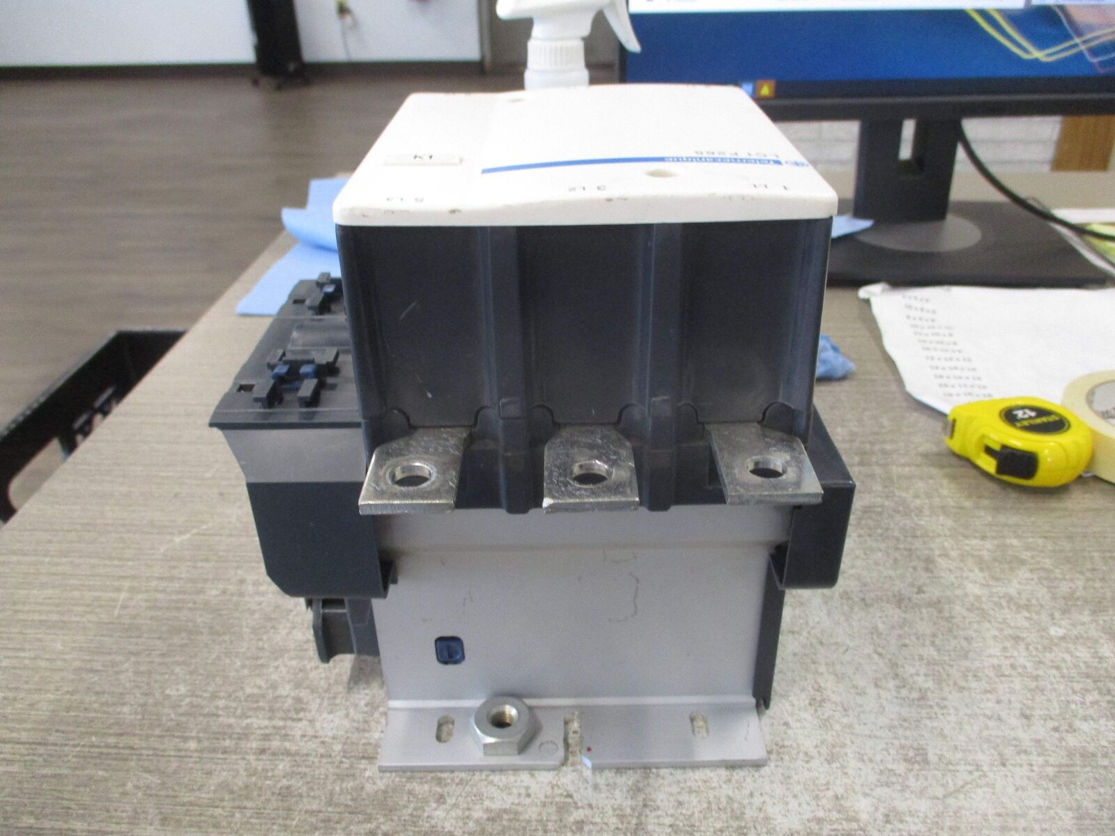 Telemecanique Contactor LC1F265 120-127V Coil 40-400 Hz 285A 600V *Chipped Coil