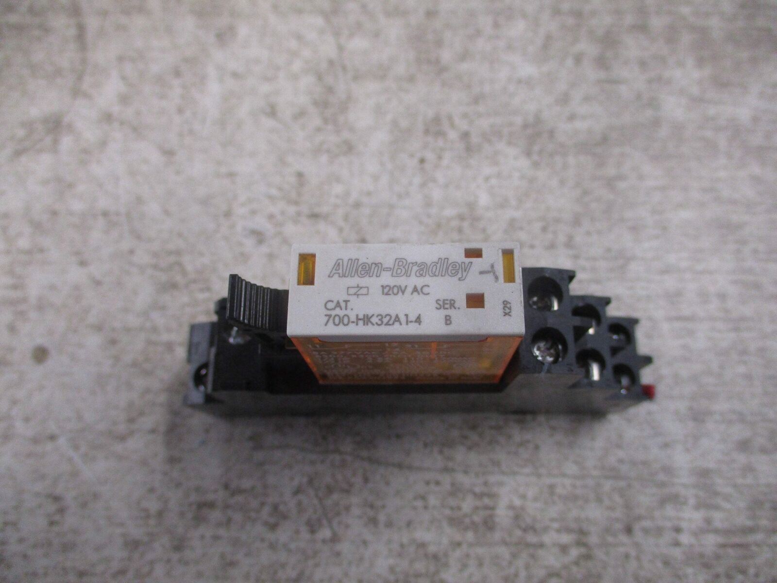 Allen-Bradley Relay 700-HK32A1-4 Ser. B 120V Coil W/Base Used