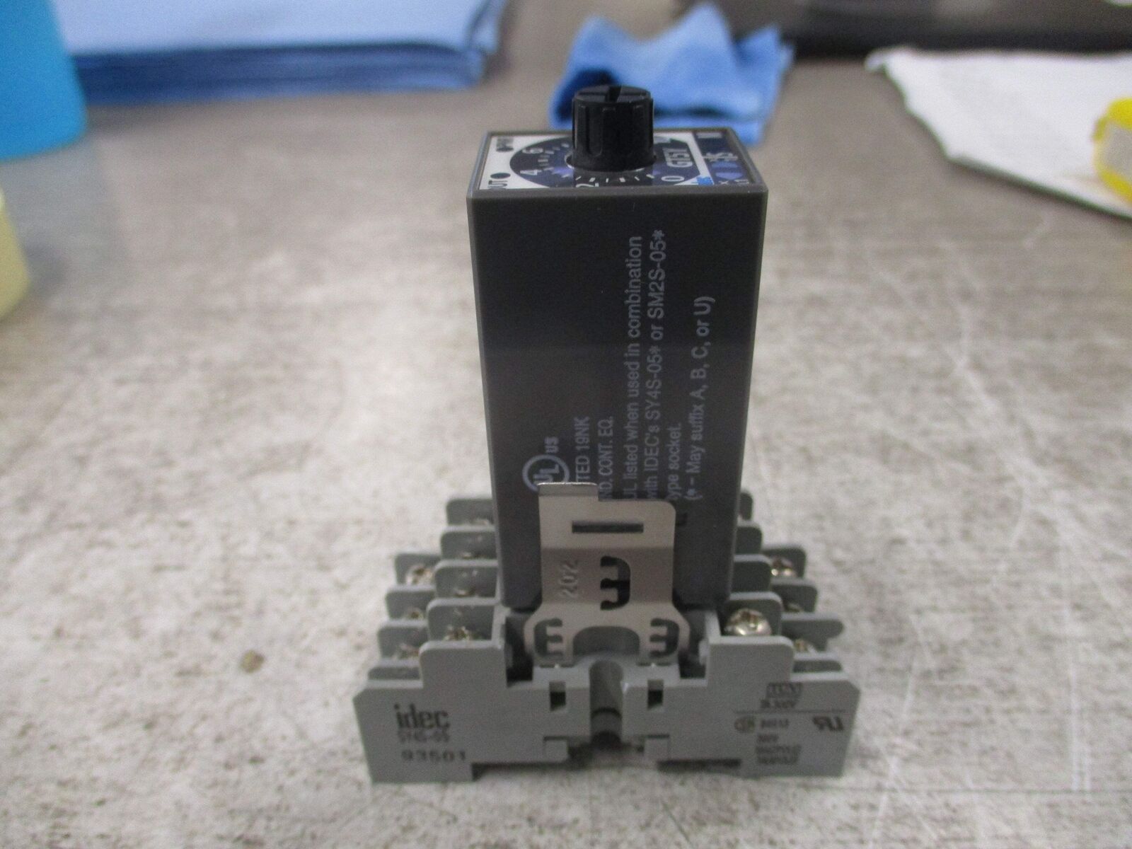 Idec Electronic Timer GT5Y-2SN 200-240V W/Base Used