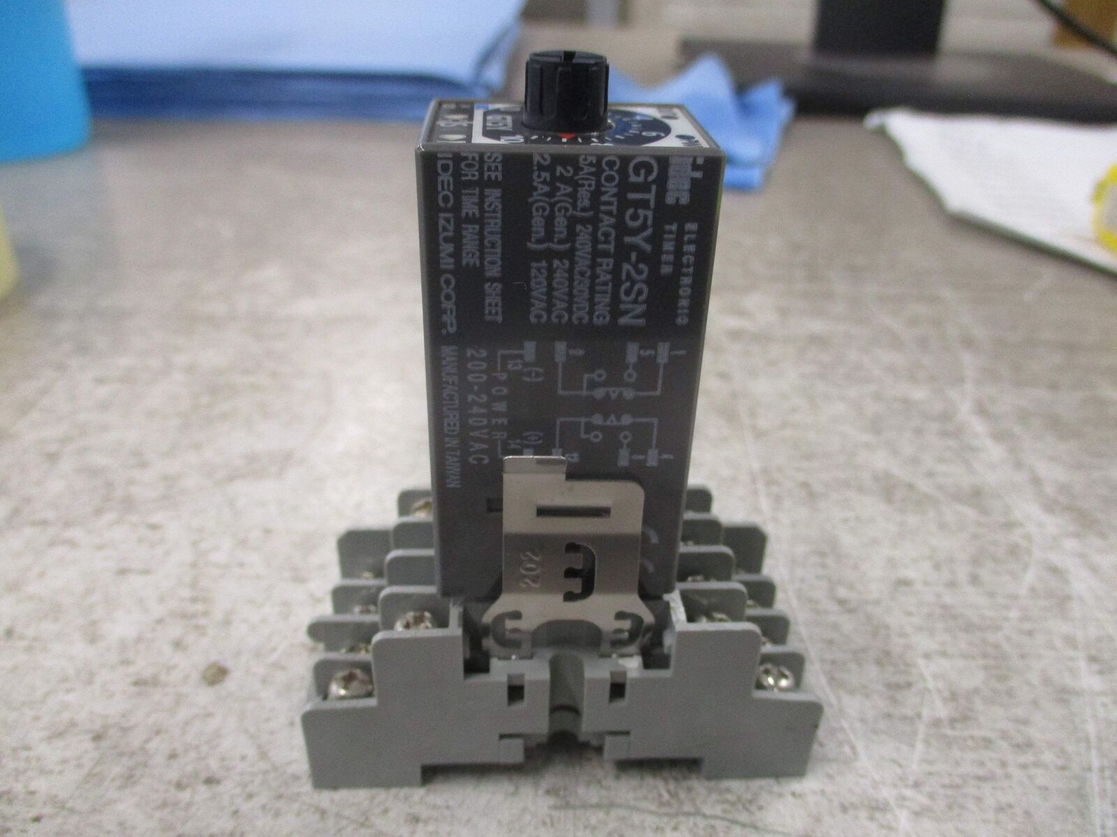 Idec Electronic Timer GT5Y-2SN 200-240V W/Base Used