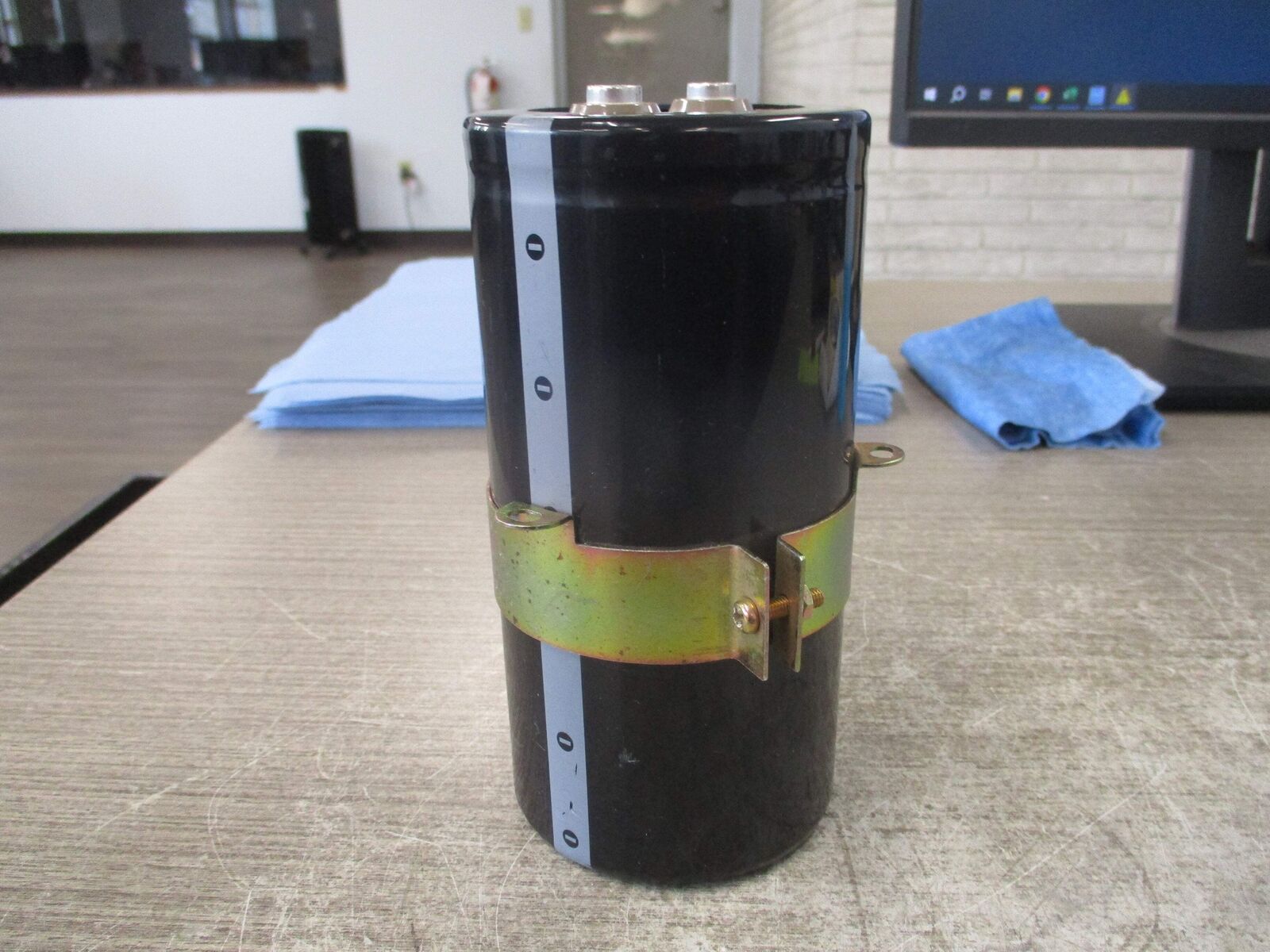 Hitachi Capacitor HCGF6A 8200MFD 400VDC Used