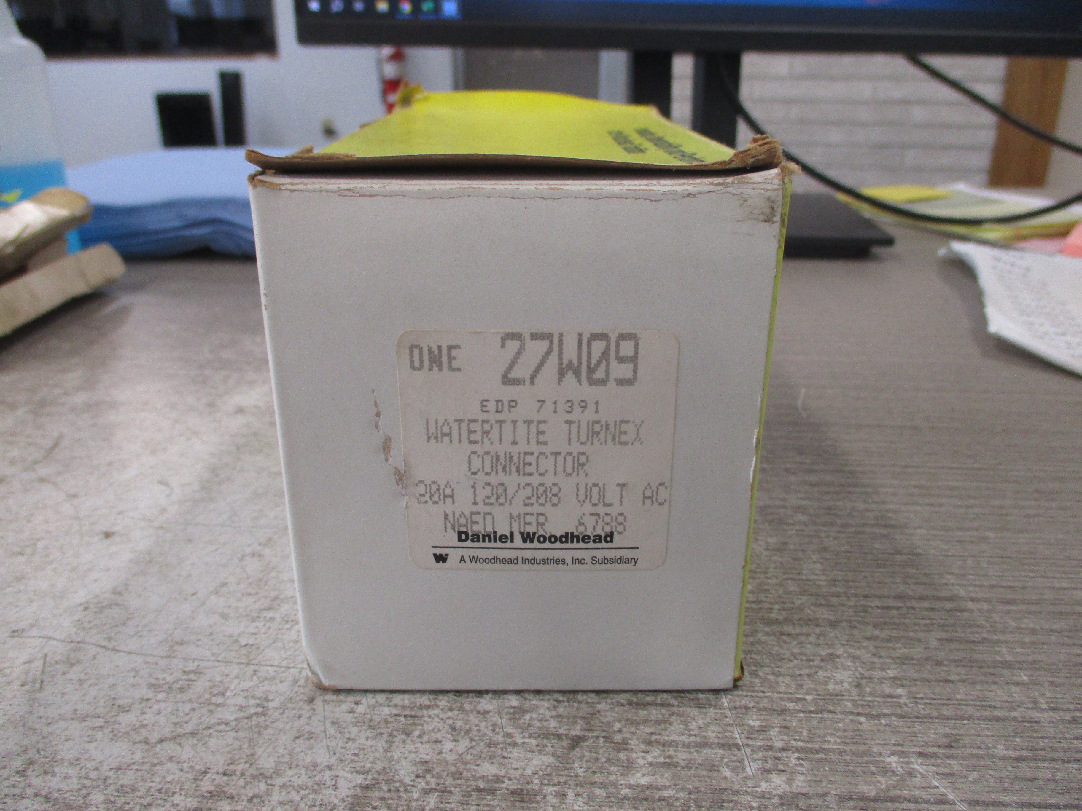 Daniel Woodhead Watertite Turnex Connector 27W09 20A 120/208V New Surplus