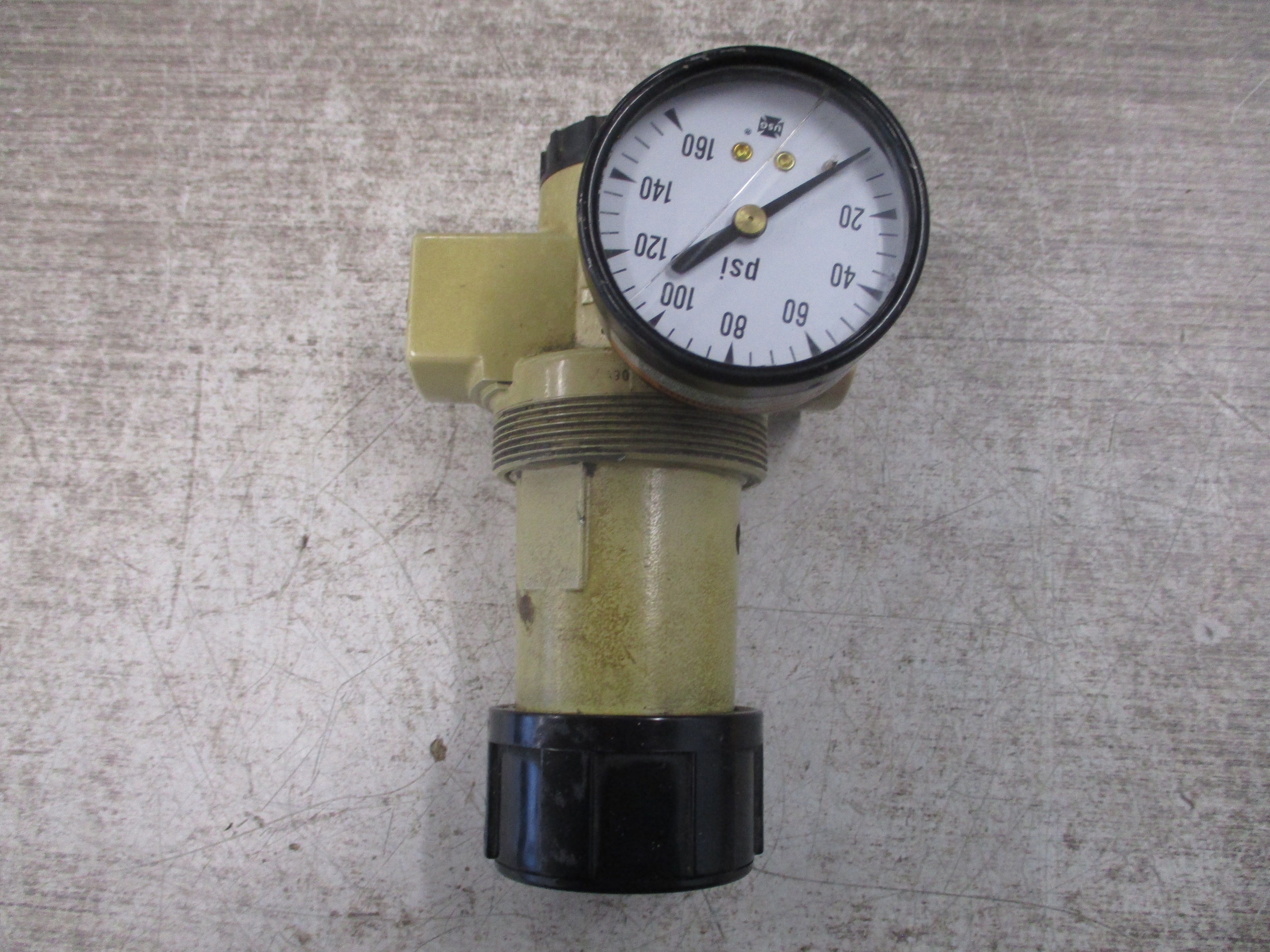 Norgren Regulator R12-600-RGLA Inlet: 300 PSIG Outlet: 125 PSIG *Cracked Gauge*