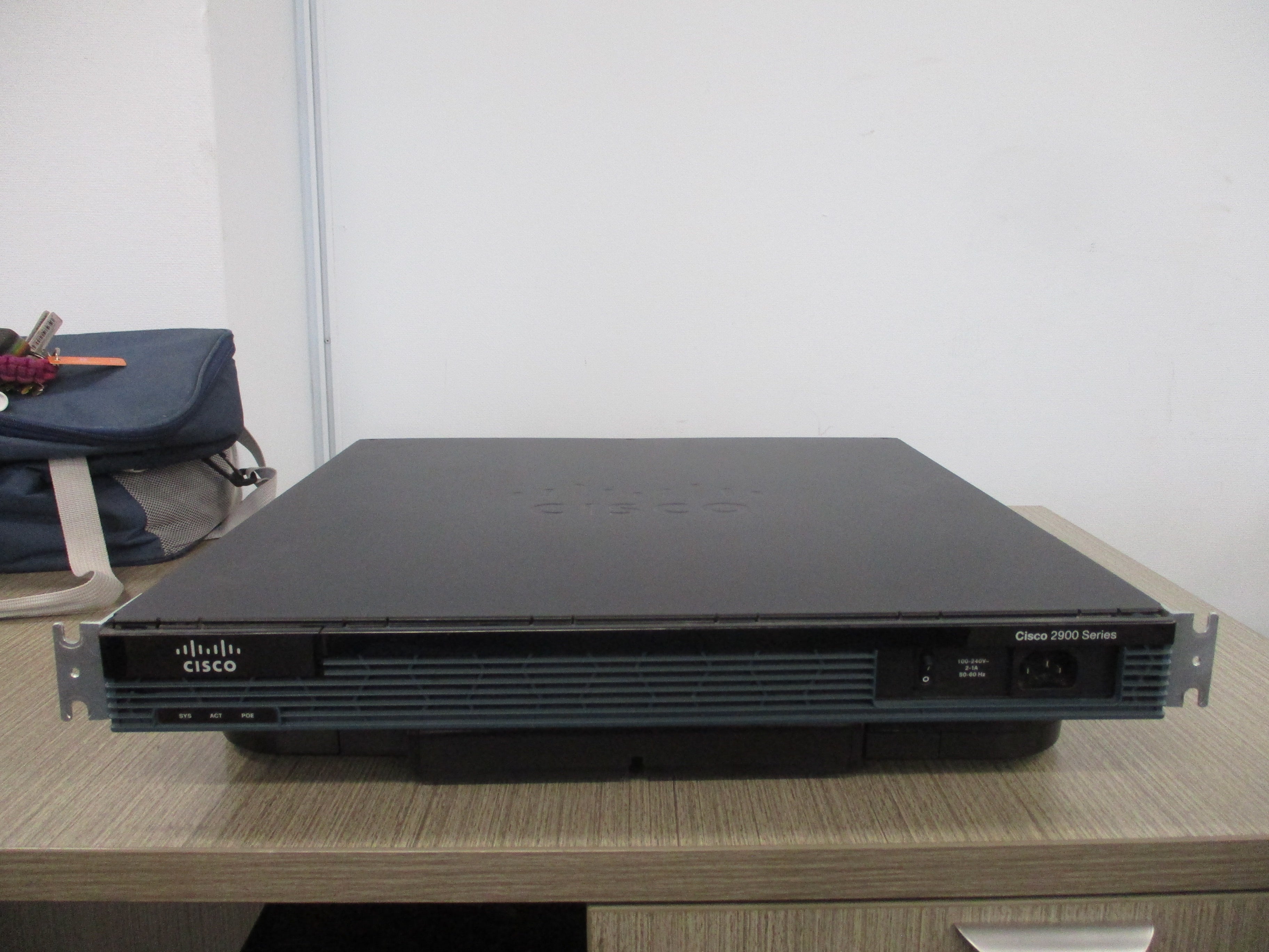 Cisco Integrated Services Router 2901 *Broken Cover Face Clips* Used
