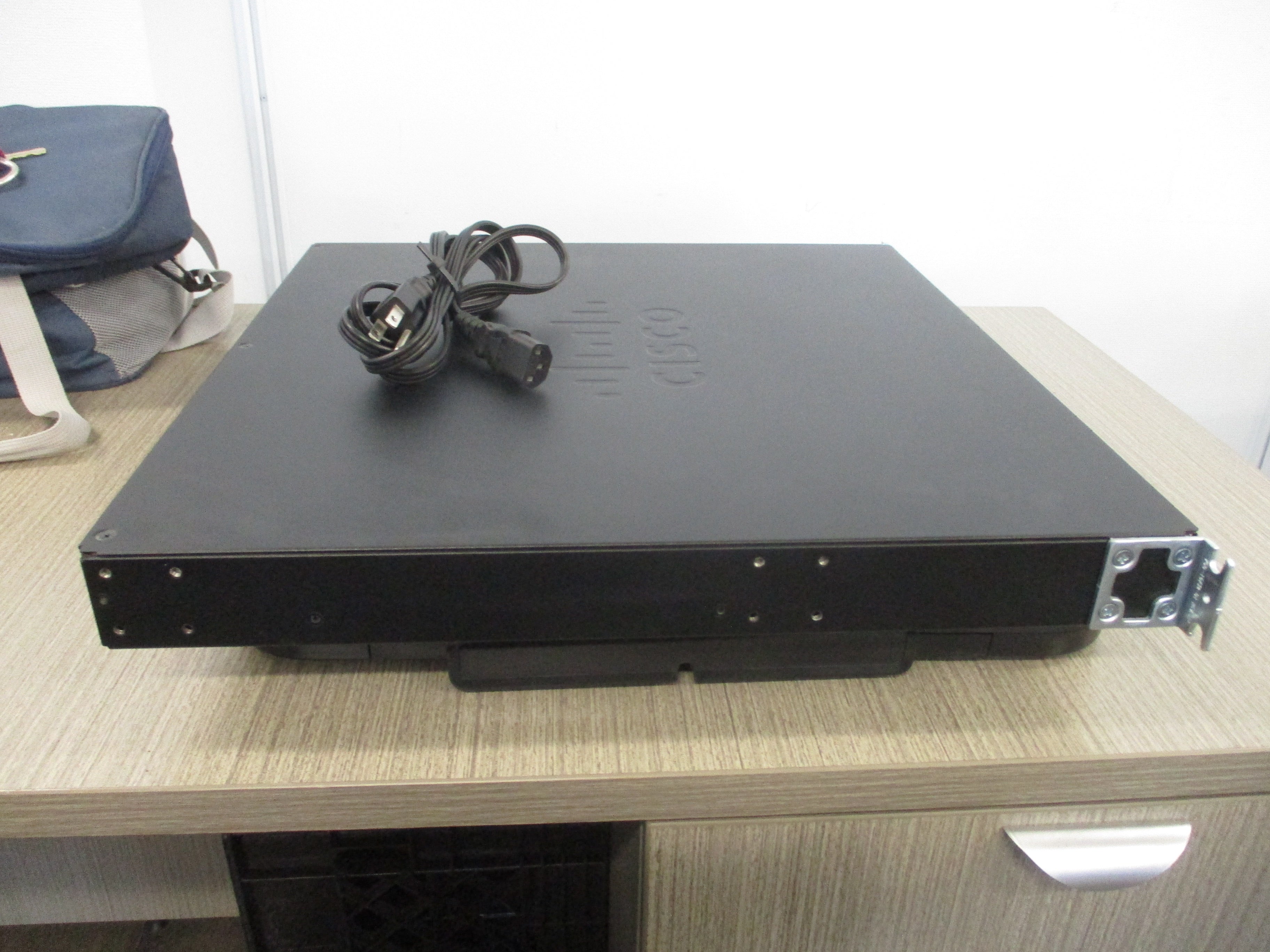 Cisco Integrated Services Router 2901 *Broken Cover Face Clips* Used