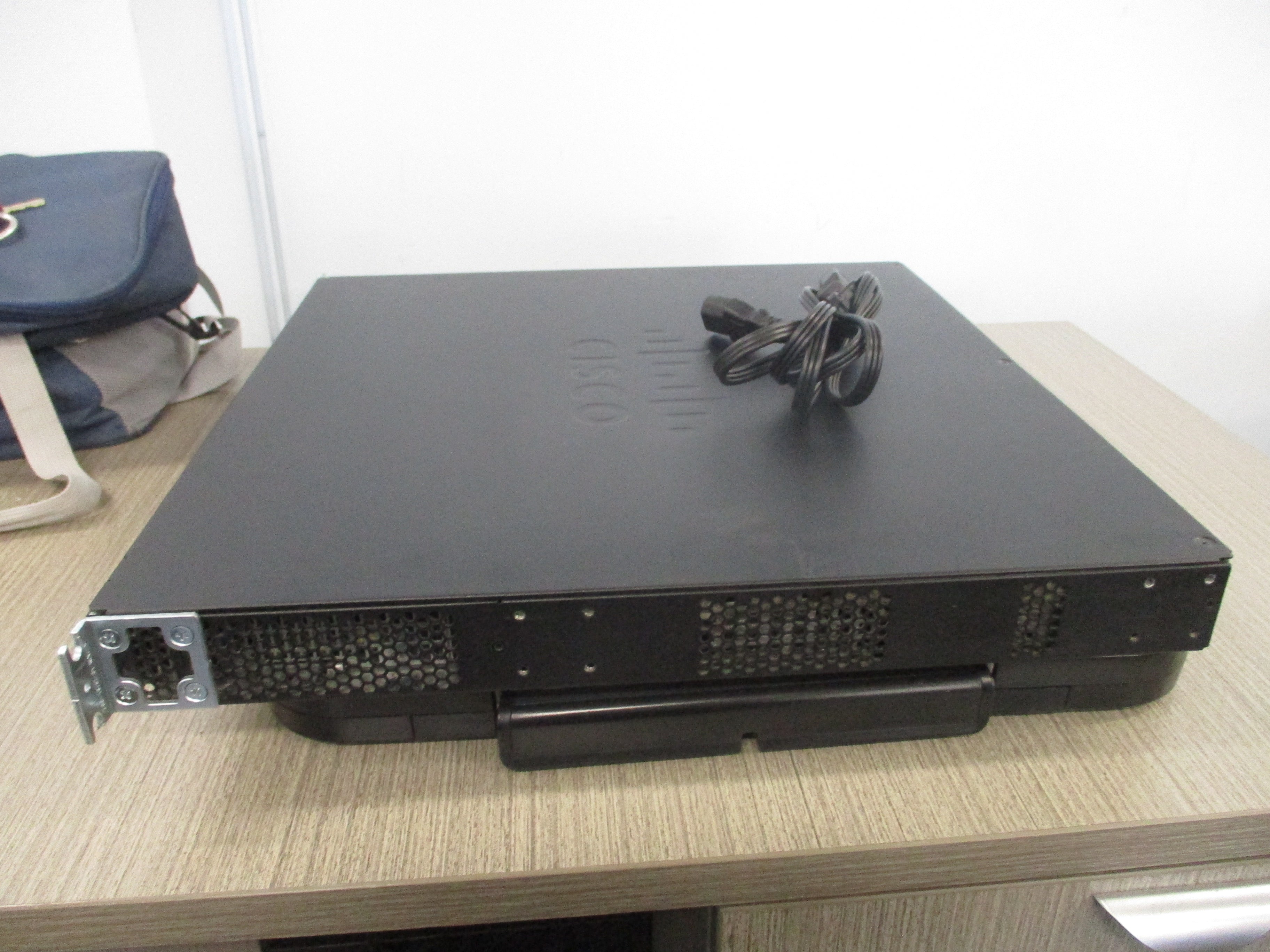 Cisco Integrated Services Router 2901 *Broken Cover Face Clips* Used