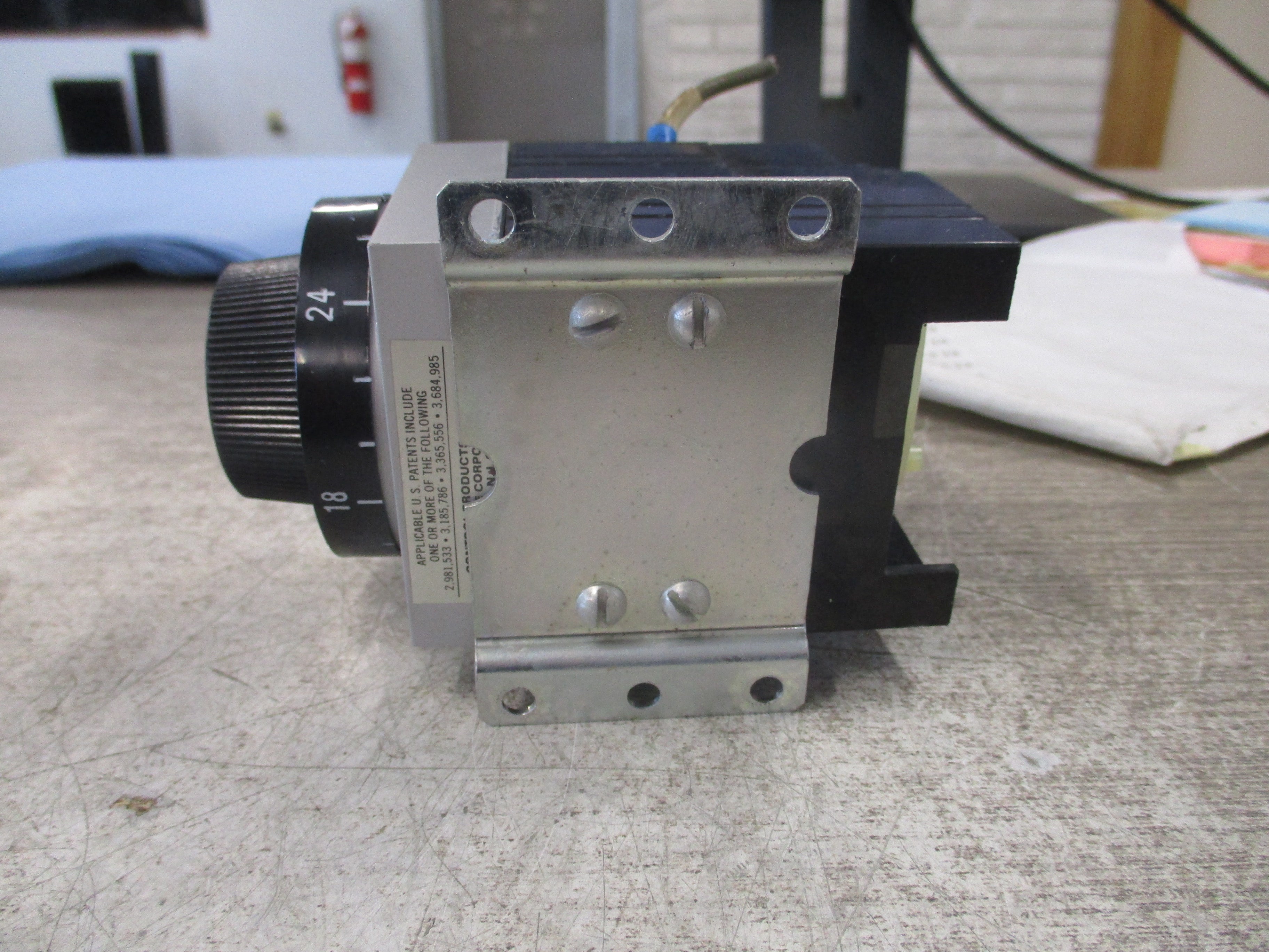 Agastat Timer 7012VH 32VDC Coil Time: 3-30 Min. *Chipped Corner* Used