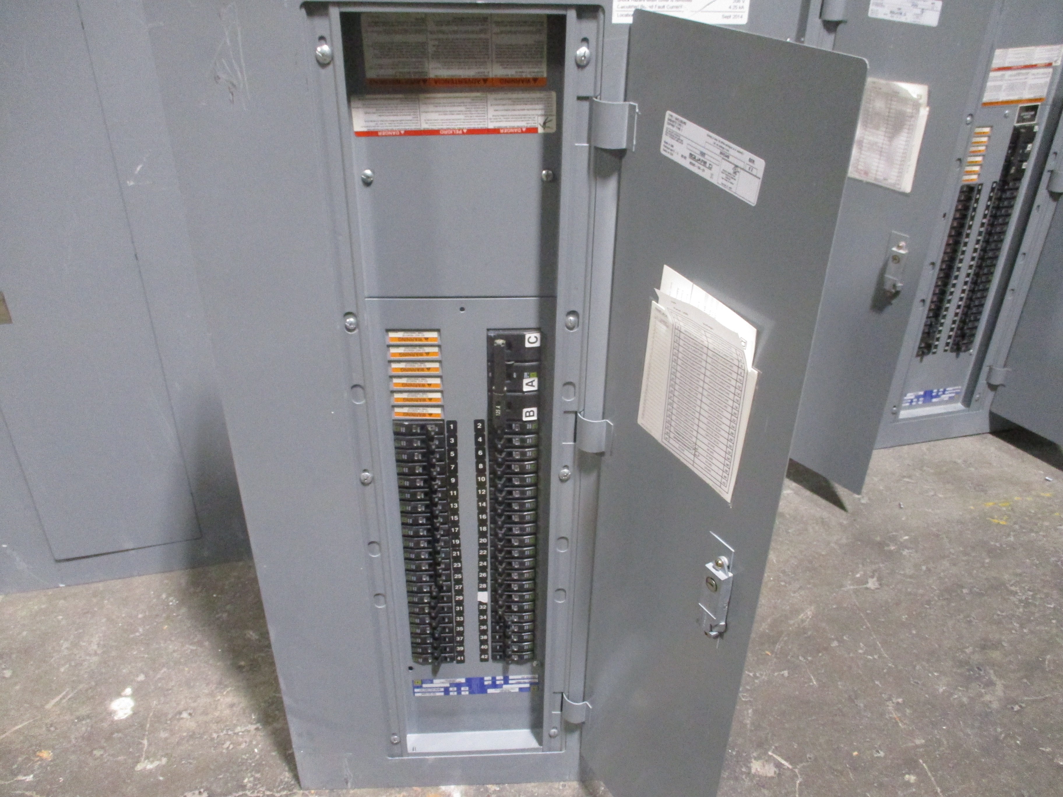 Square D Main Breaker Circuit Breaker Panel 12219851720100001 125A Main 125A Max