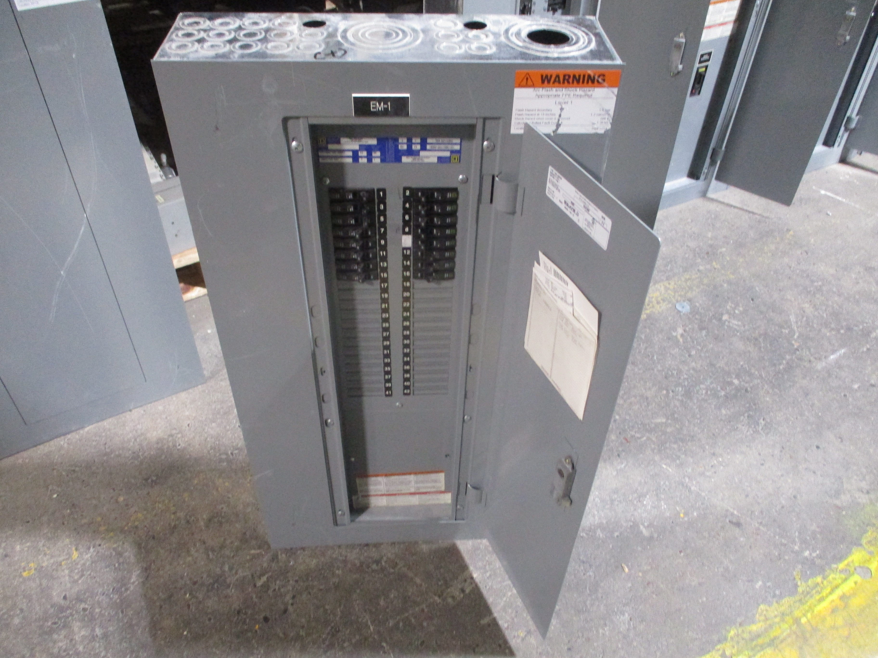 Square D Main Lug Circuit Breaker Panel 12219851720140001 208Y/120VAC 100A Max