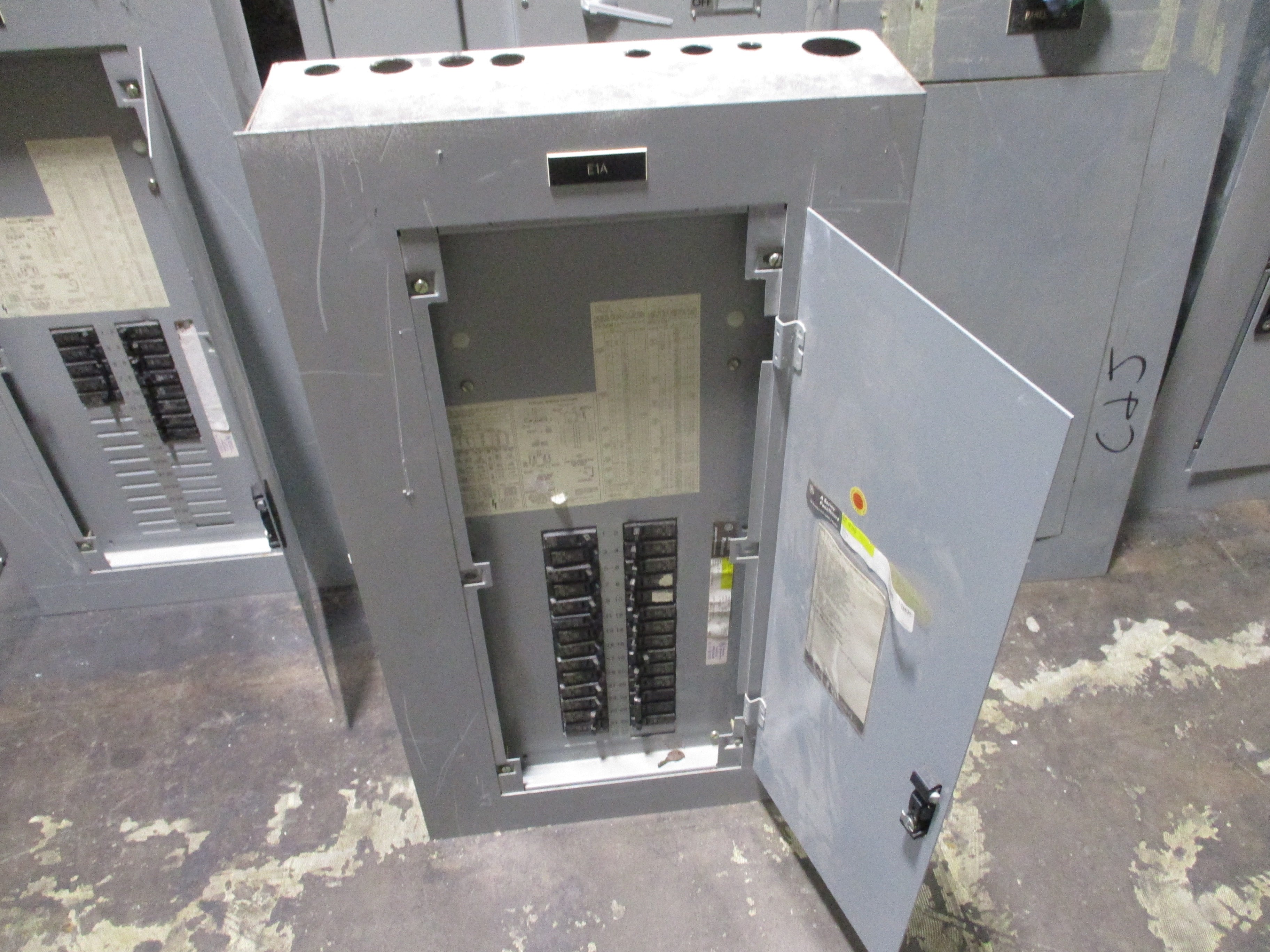 GE Main Lug Circuit Breaker Panel ALF3301MTX 208Y/120V 125A Max 3Ph 4W