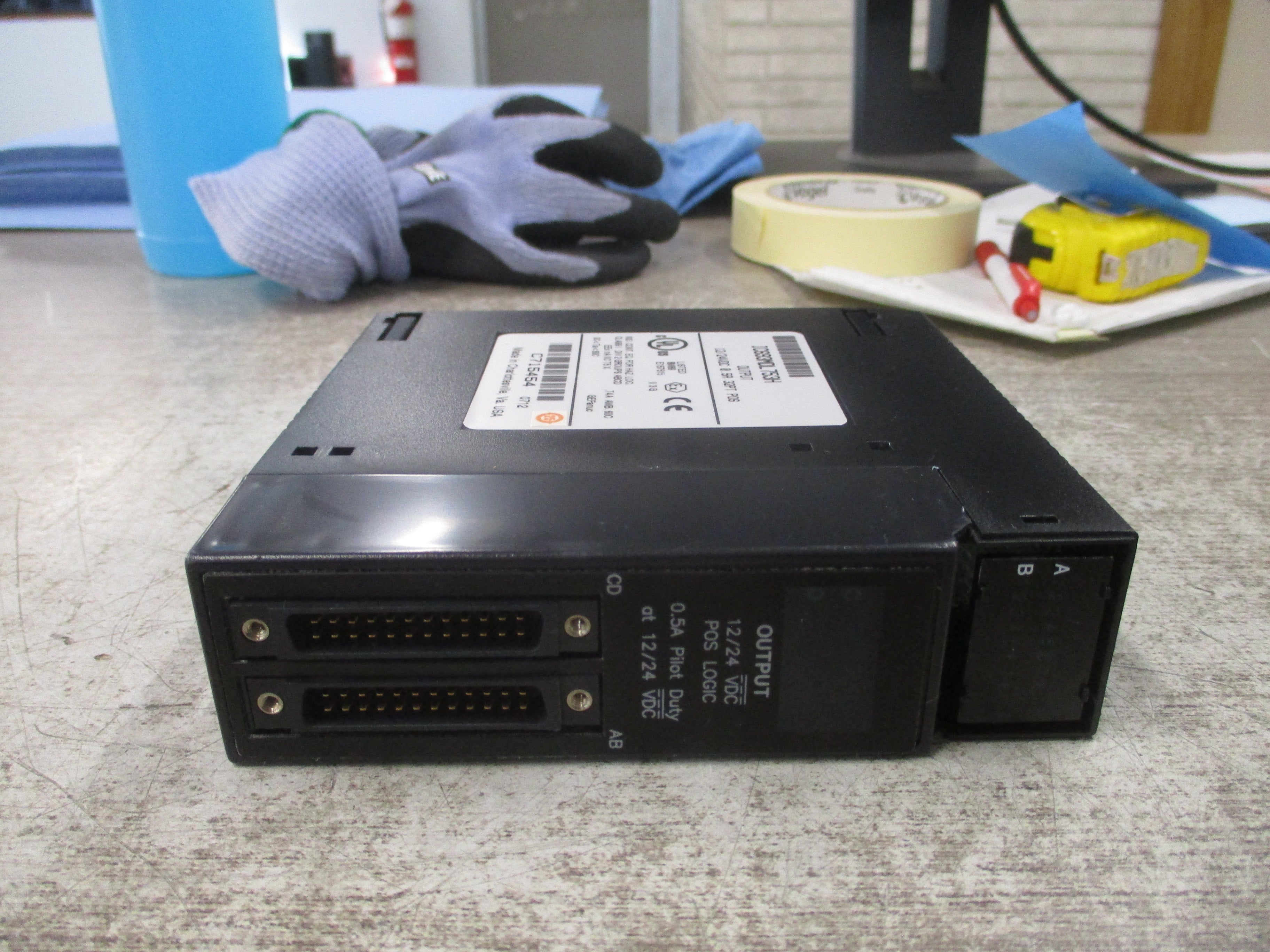 GE Fanuc Output Module IC693MDL753H 12/24VDC 0.5A 32PT *Missing Front Top Cover*