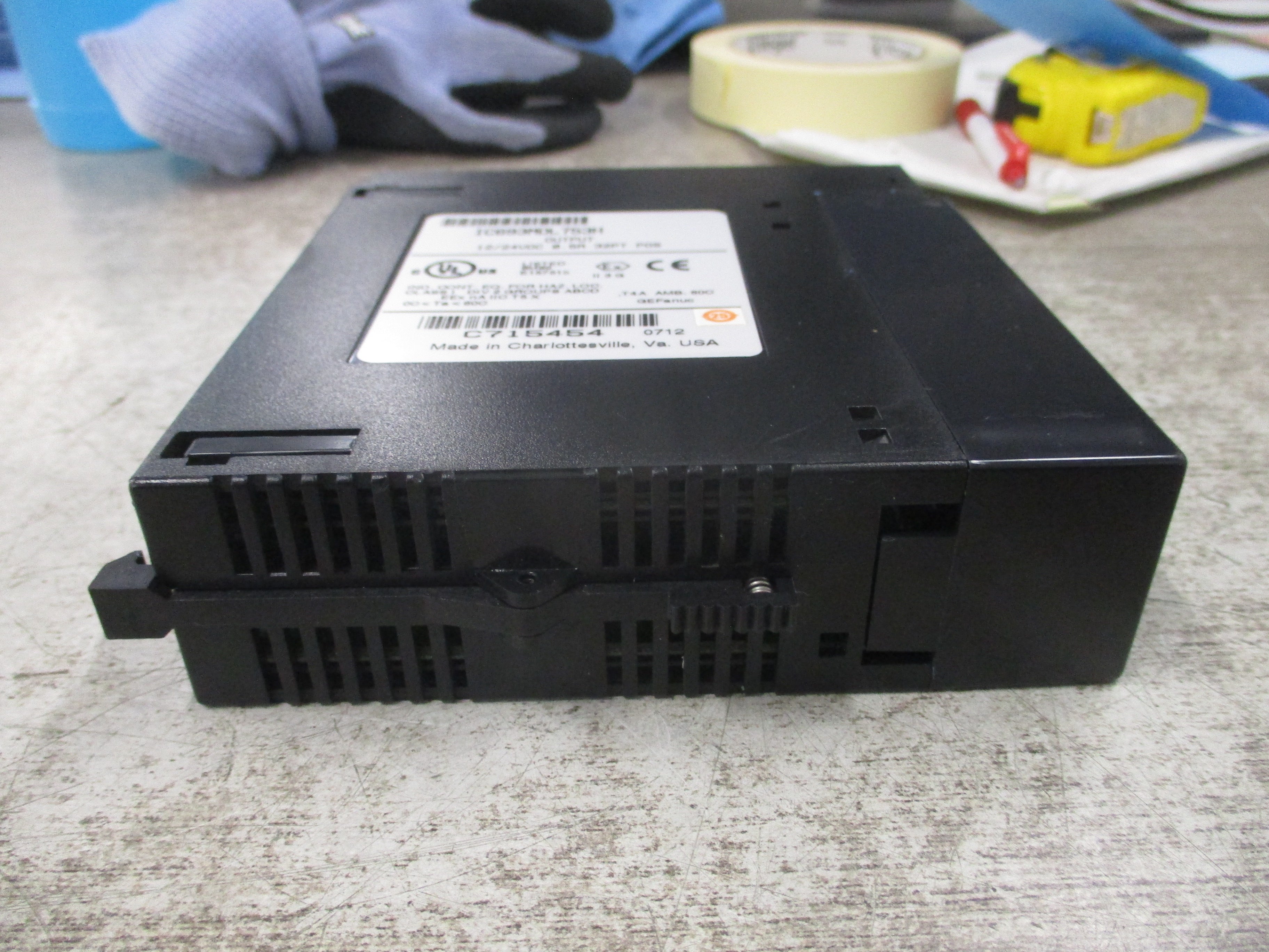 GE Fanuc Output Module IC693MDL753H 12/24VDC 0.5A 32PT *Missing Front Top Cover*