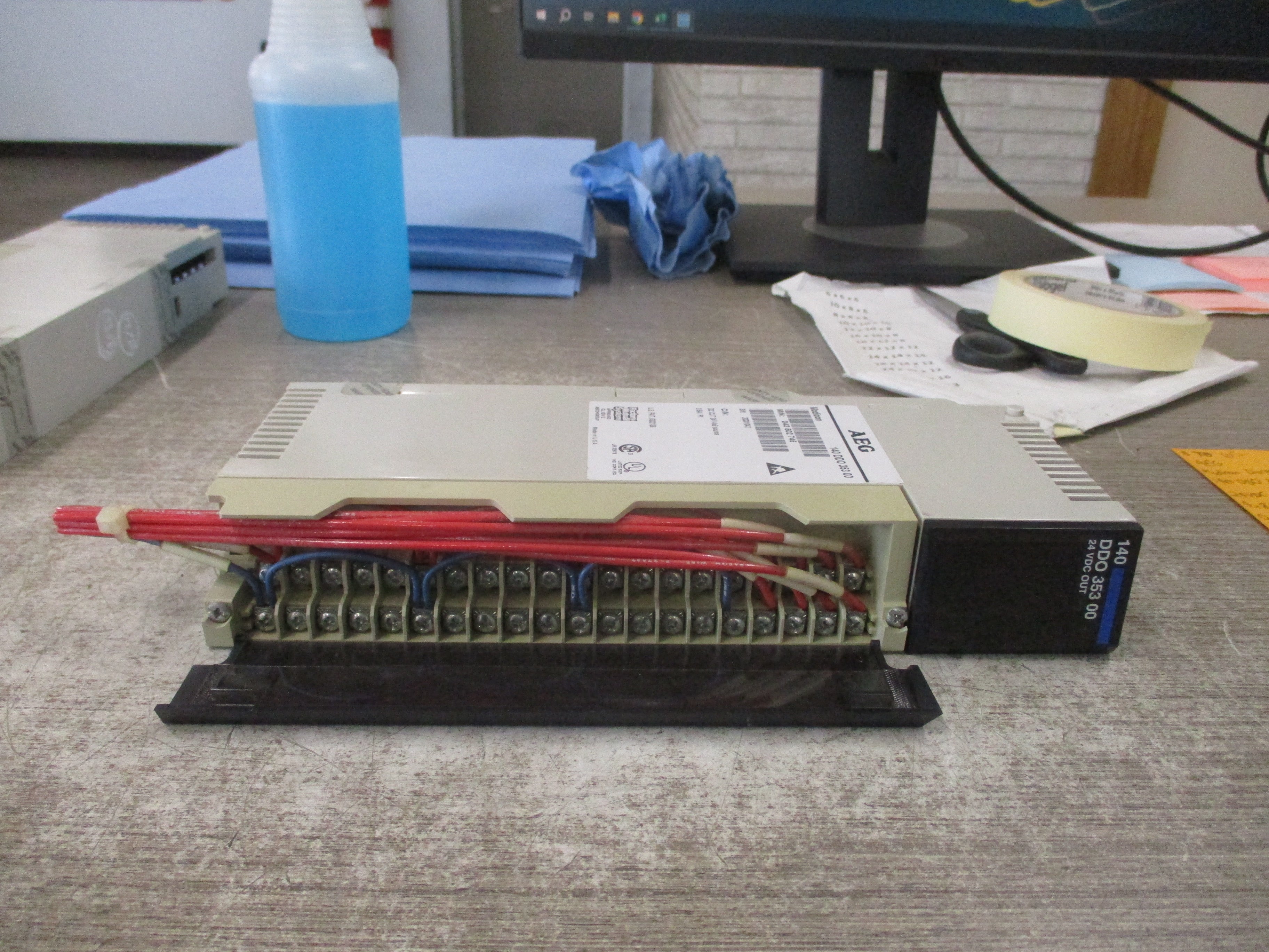 AEG Modicon Discrete Output Module 140 DDO 353 00 24VDC 4x8 Source 0.5A/Pt
