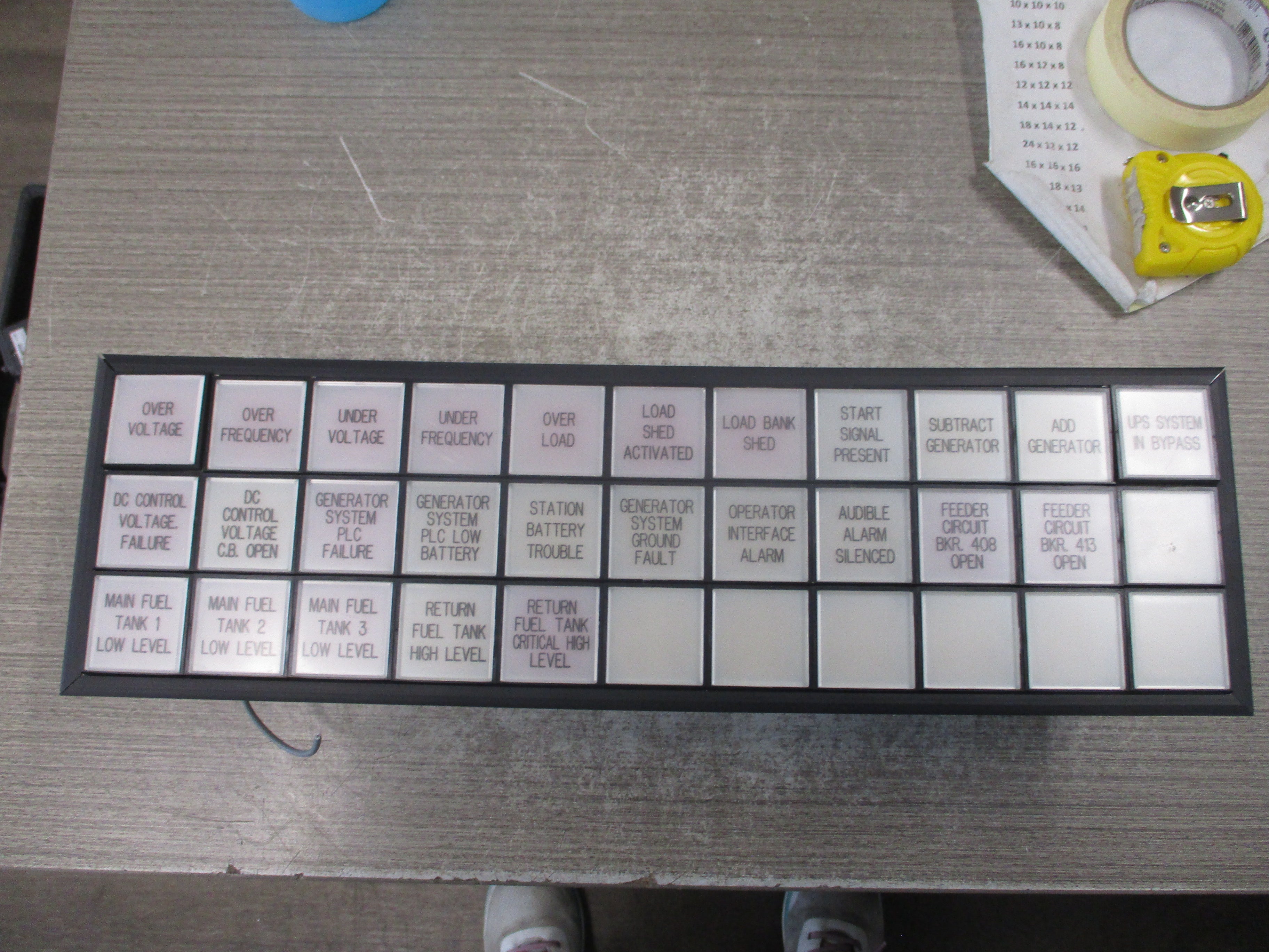 Idec Annunciator SLC40N-0311-DHT2FB Size: 11x3 *(2) Broken Relays* Used