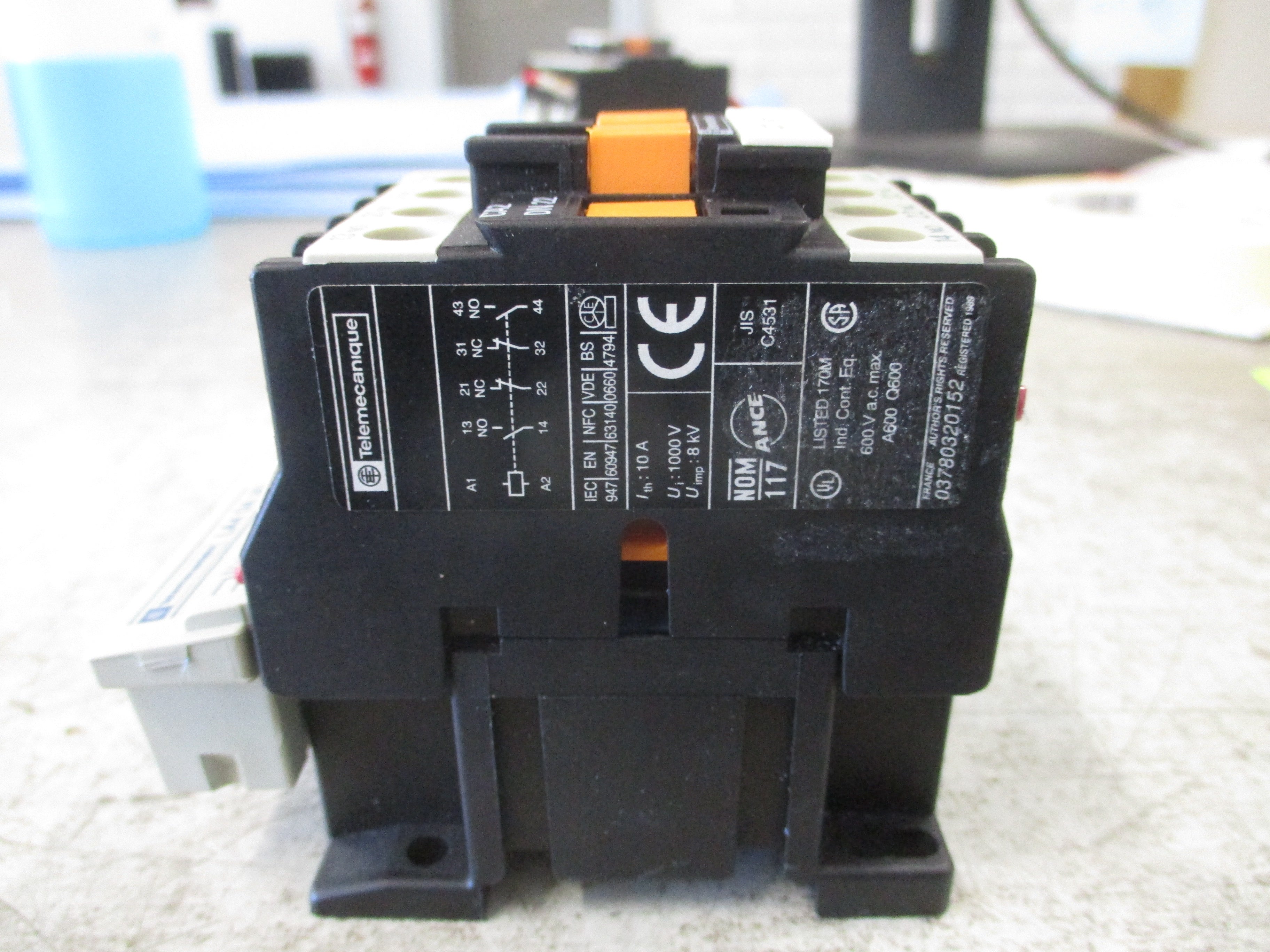 Telemecanique Contactor CA2 DN 22 120V Coil 600V w/ Suppressor Module Used