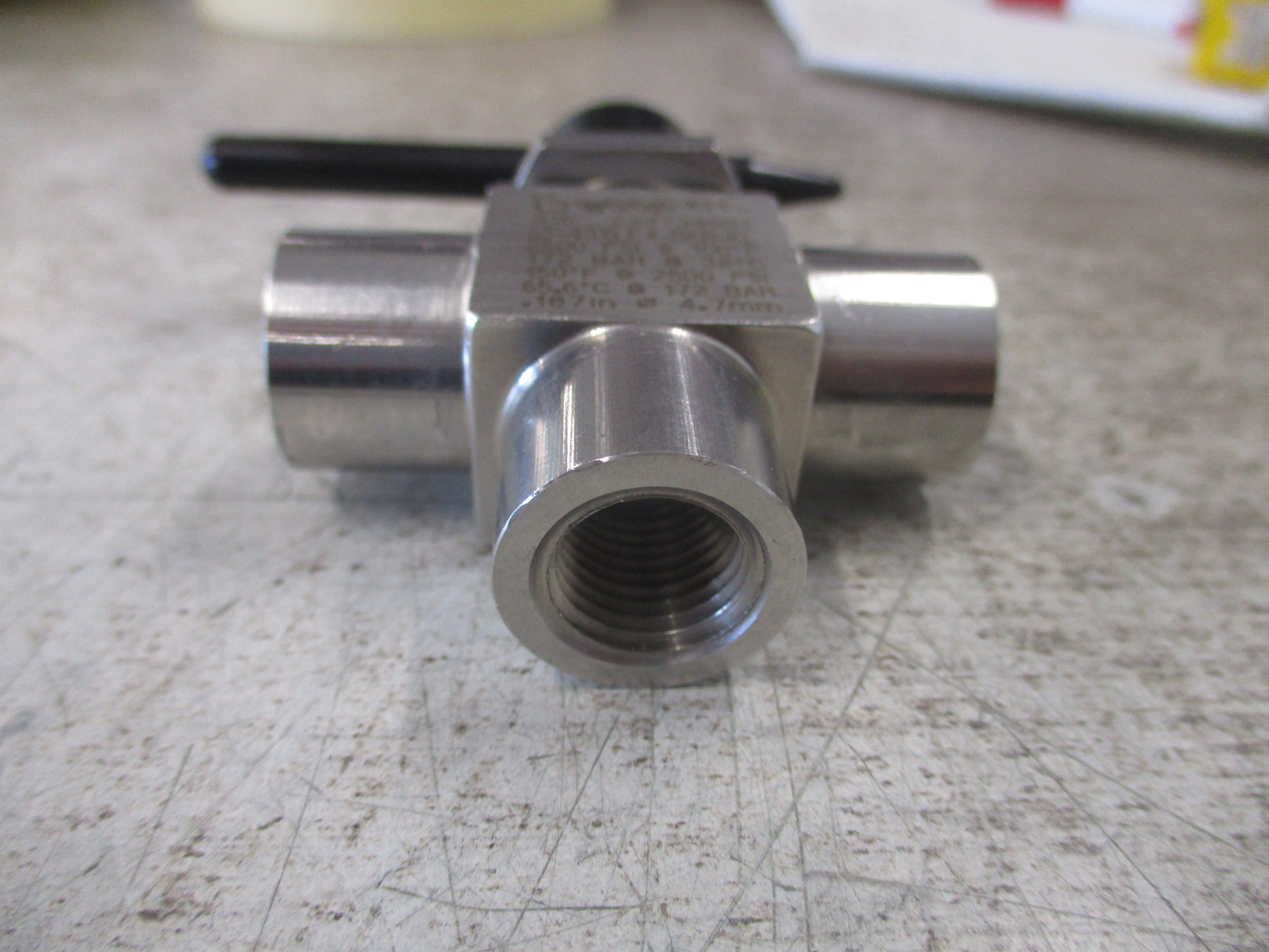 Swagelok Stainless Steel 3-Way Ball Valve SS-43XLF4-BKB-KL 2500 PSIG Used