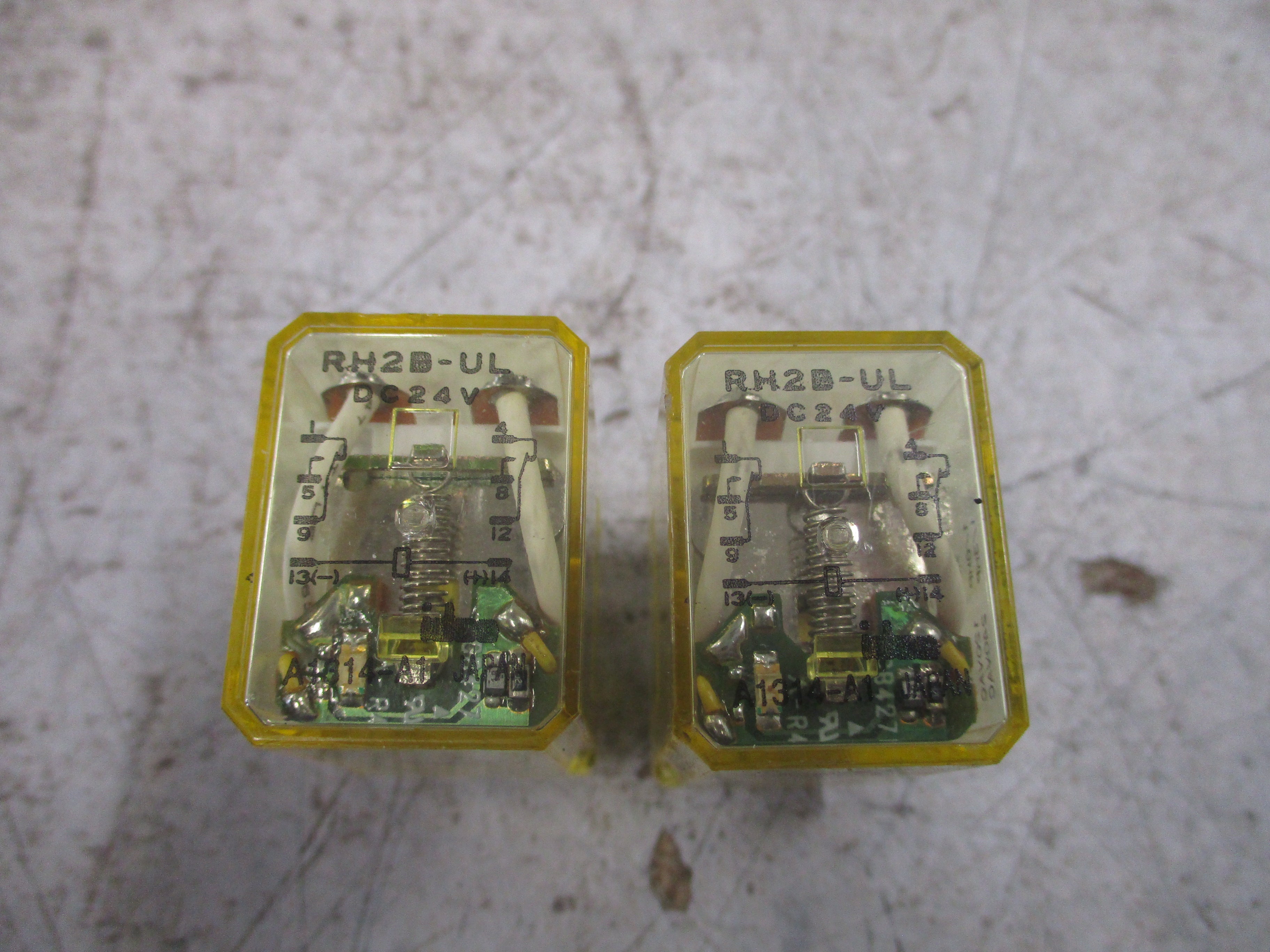 Idec Relay RH2B-UL 24VDC *Lot of 2* Used