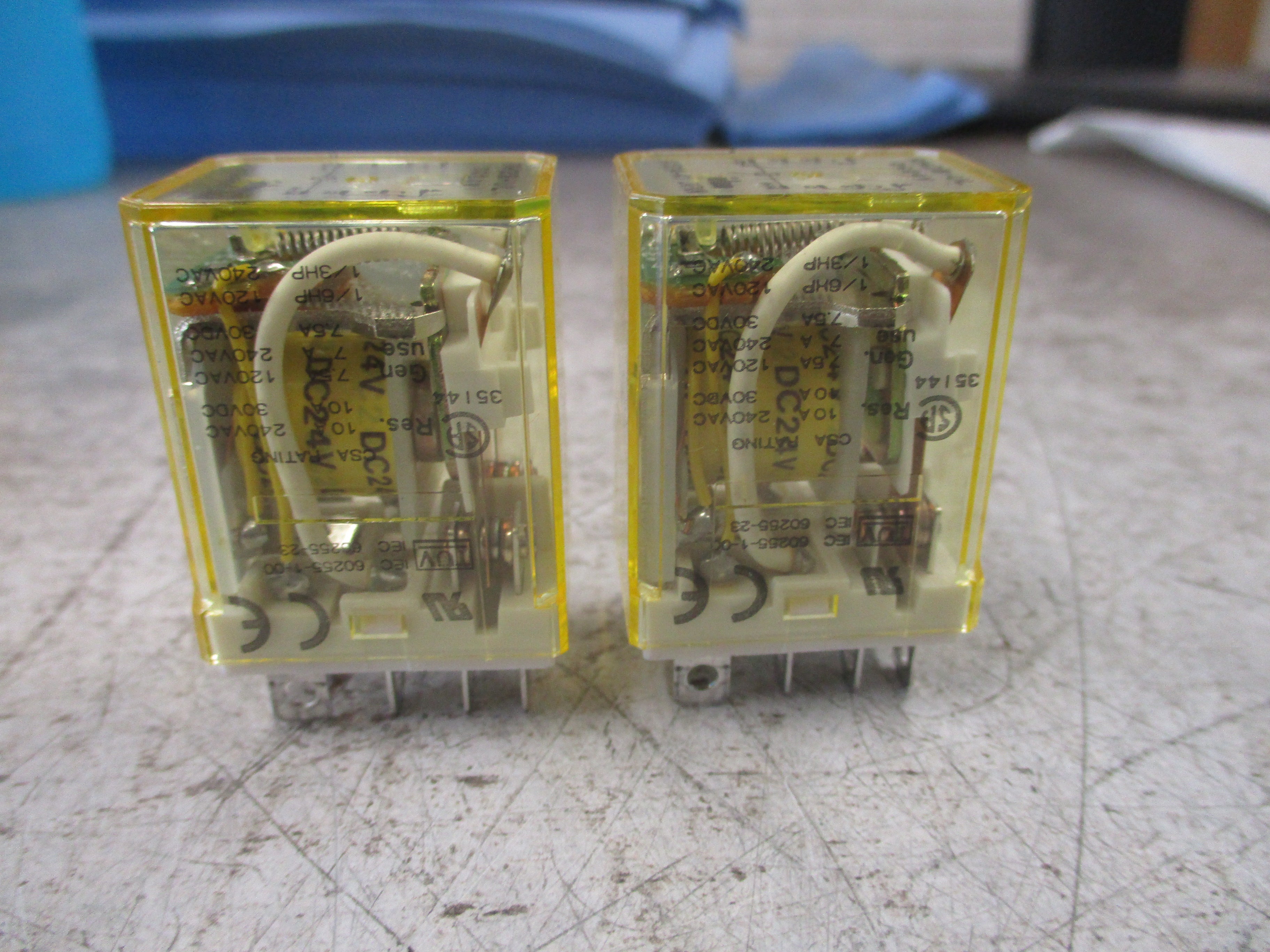 Idec Relay RH2B-UL 24VDC *Lot of 2* Used