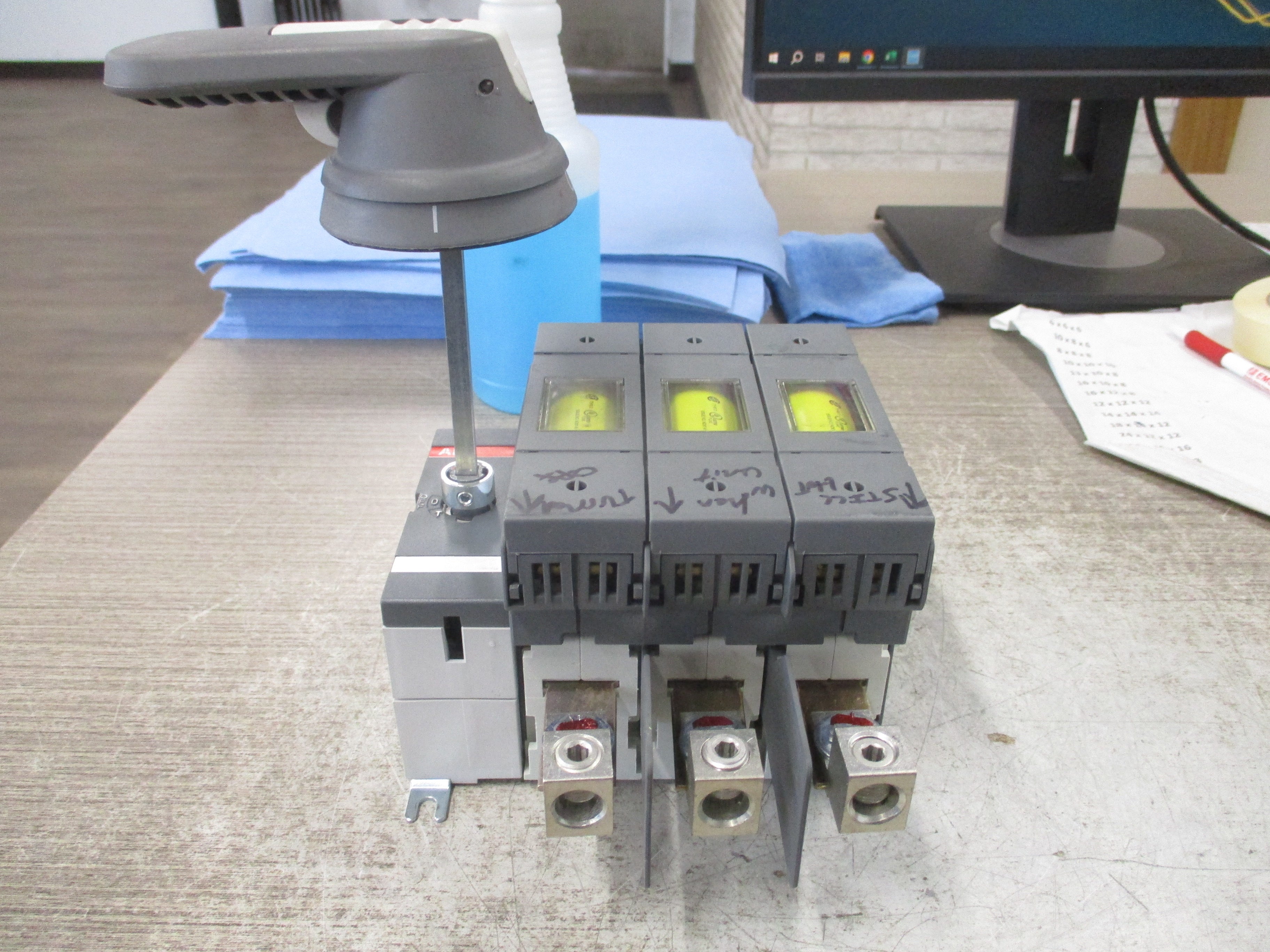 ABB Fusible Disconnect Switch OS100GJ03 100A 600V 3P (3) 80A Fuses Used