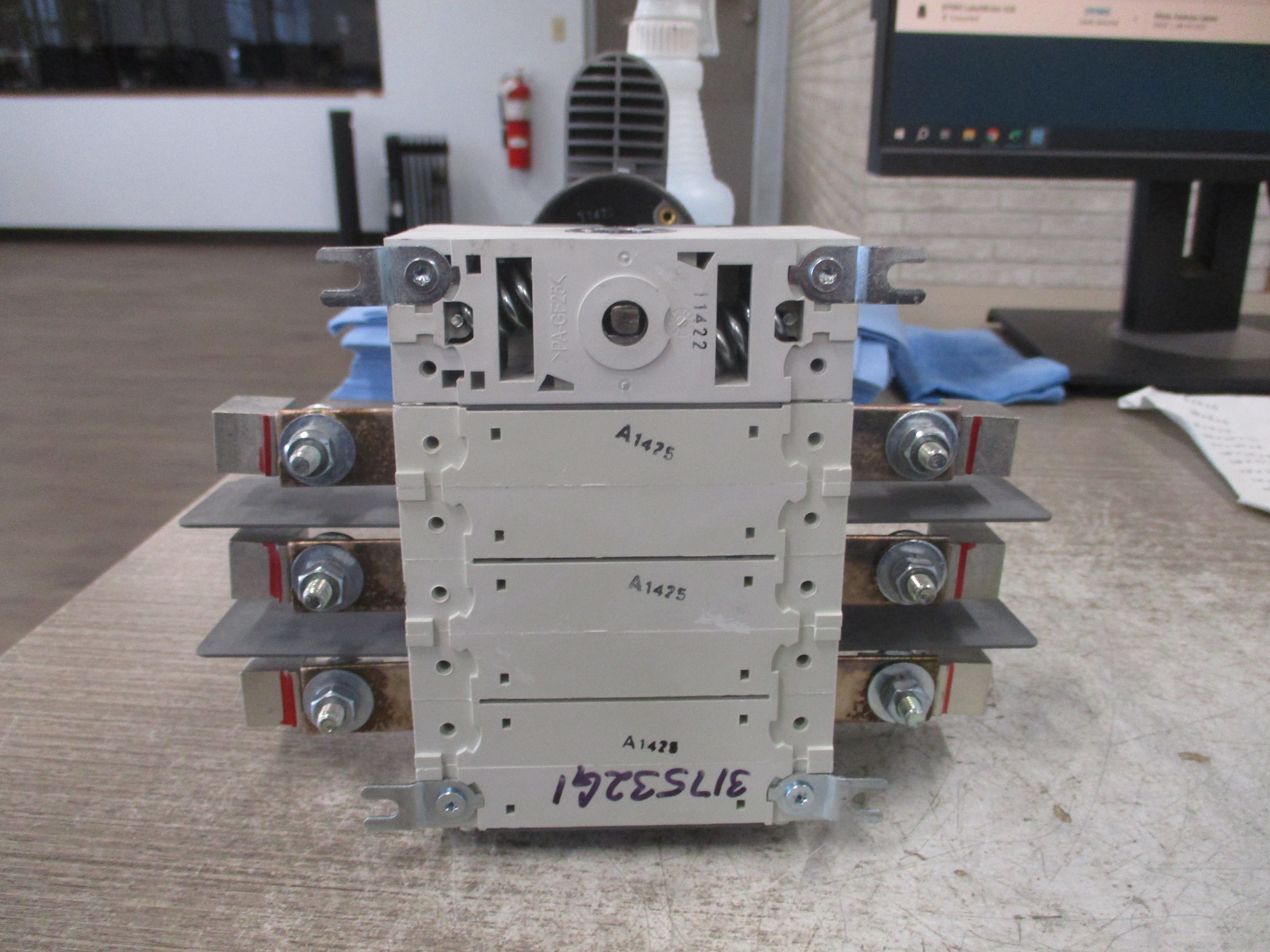 ABB Fusible Disconnect Switch OS100GJ03 100A 600V 3P (3) 80A Fuses Used