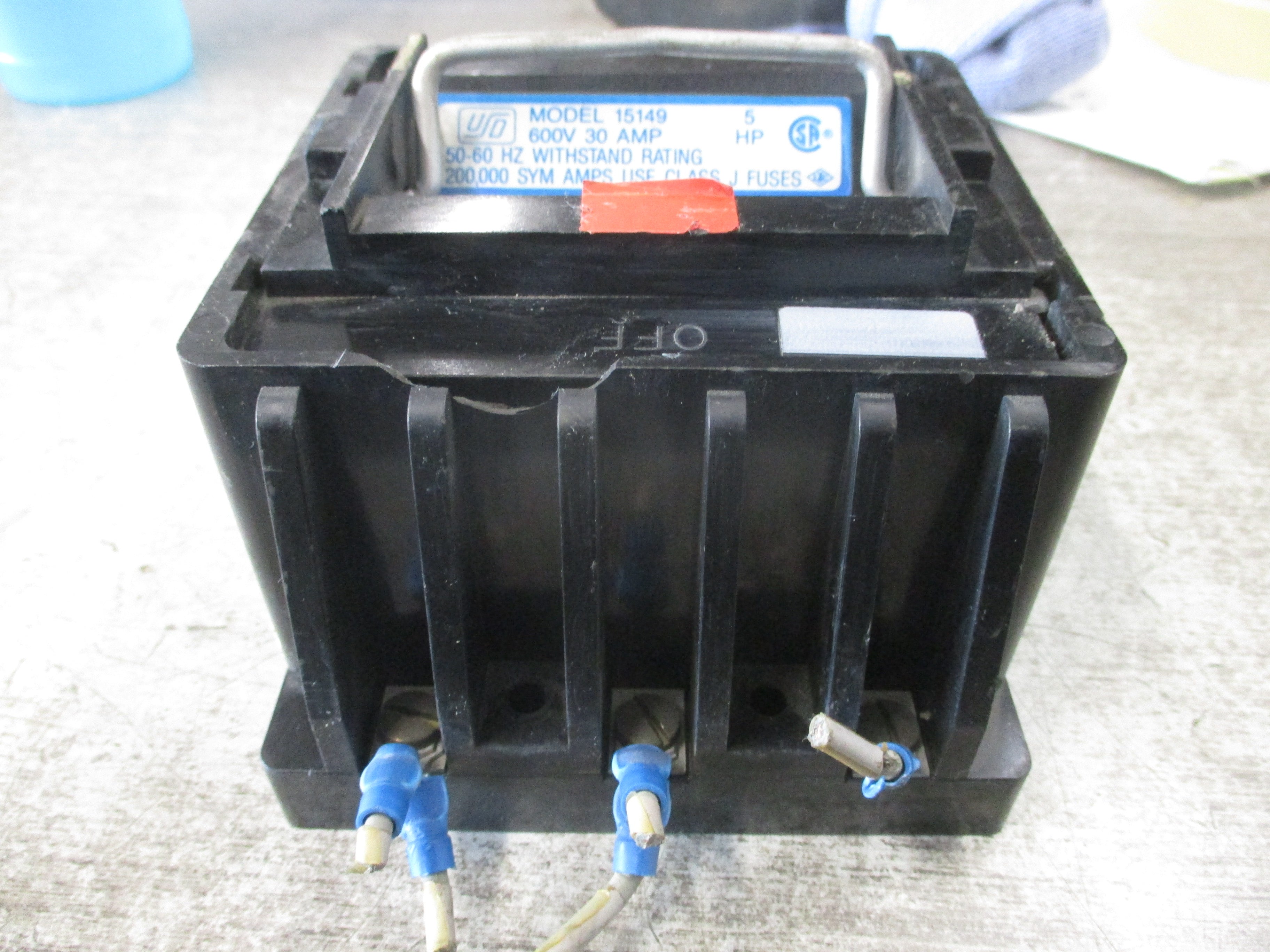 USD Pullout Switch w/Fuses 15149 3 Pole 30 A 600 V J Fuse *Chipped Case* Used