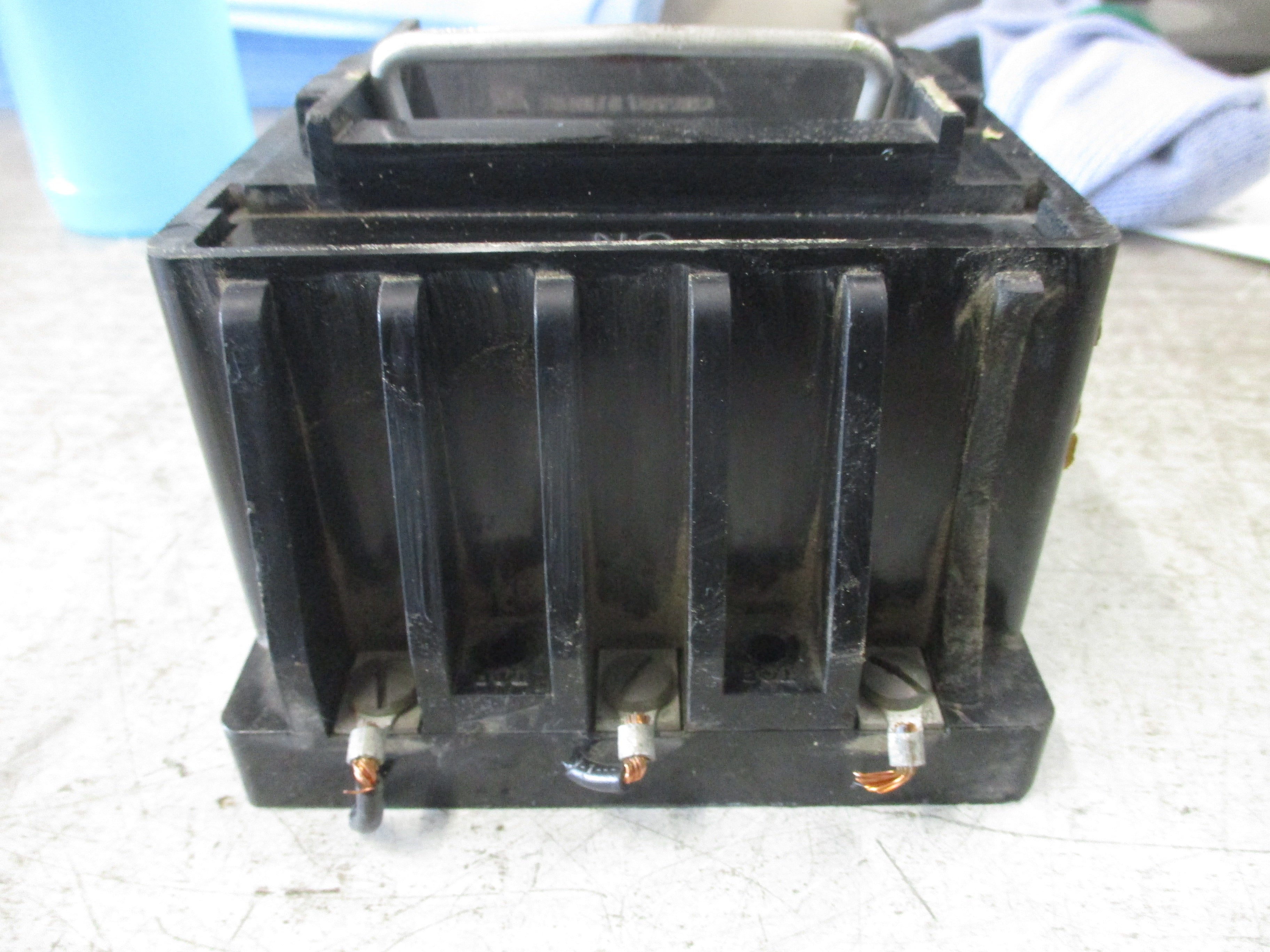USD Pullout Switch w/Fuses 15149 3 Pole 30 A 600 V J Fuse *Chipped Case* Used
