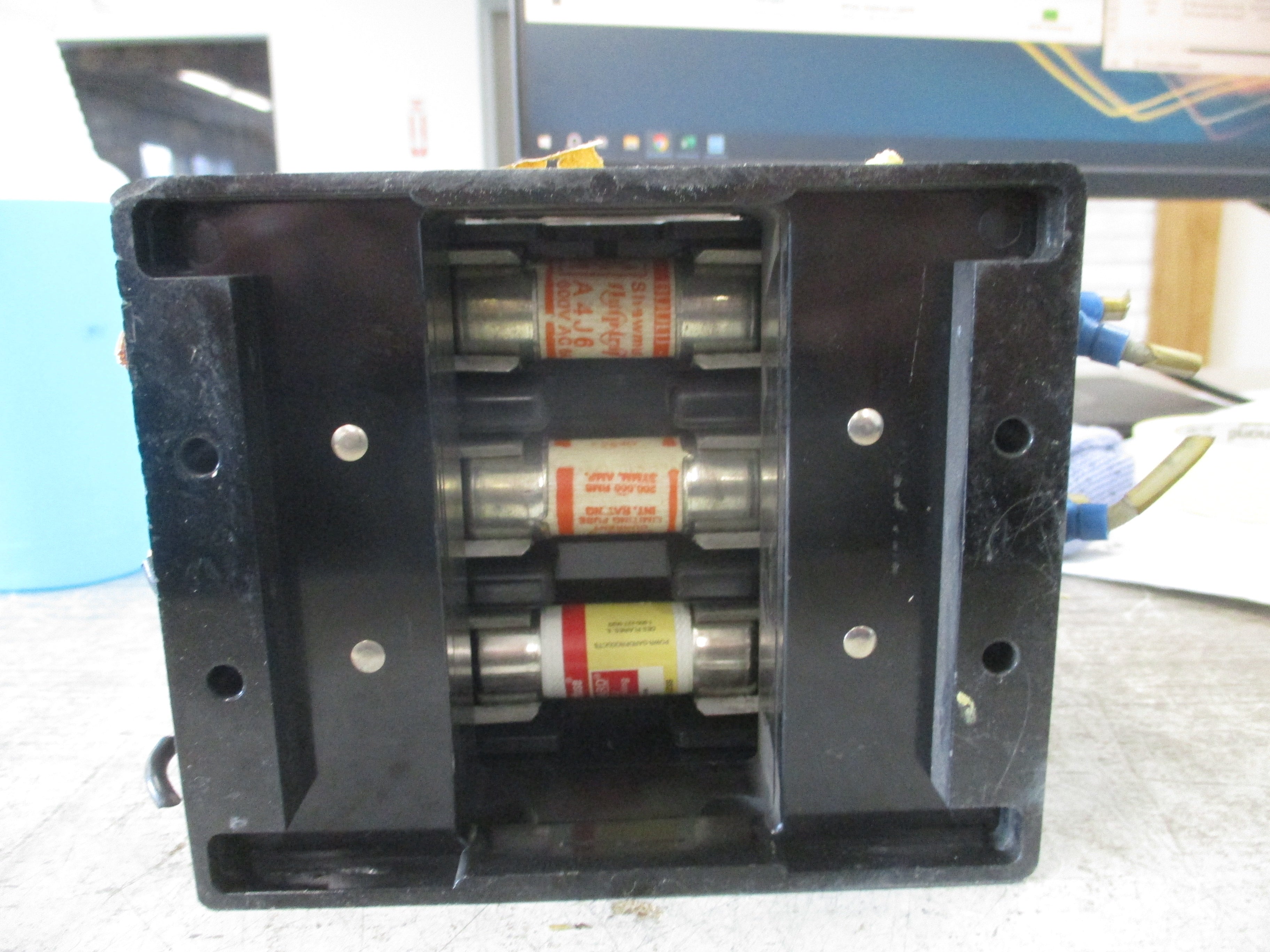USD Pullout Switch w/Fuses 15149 3 Pole 30 A 600 V J Fuse *Chipped Case* Used