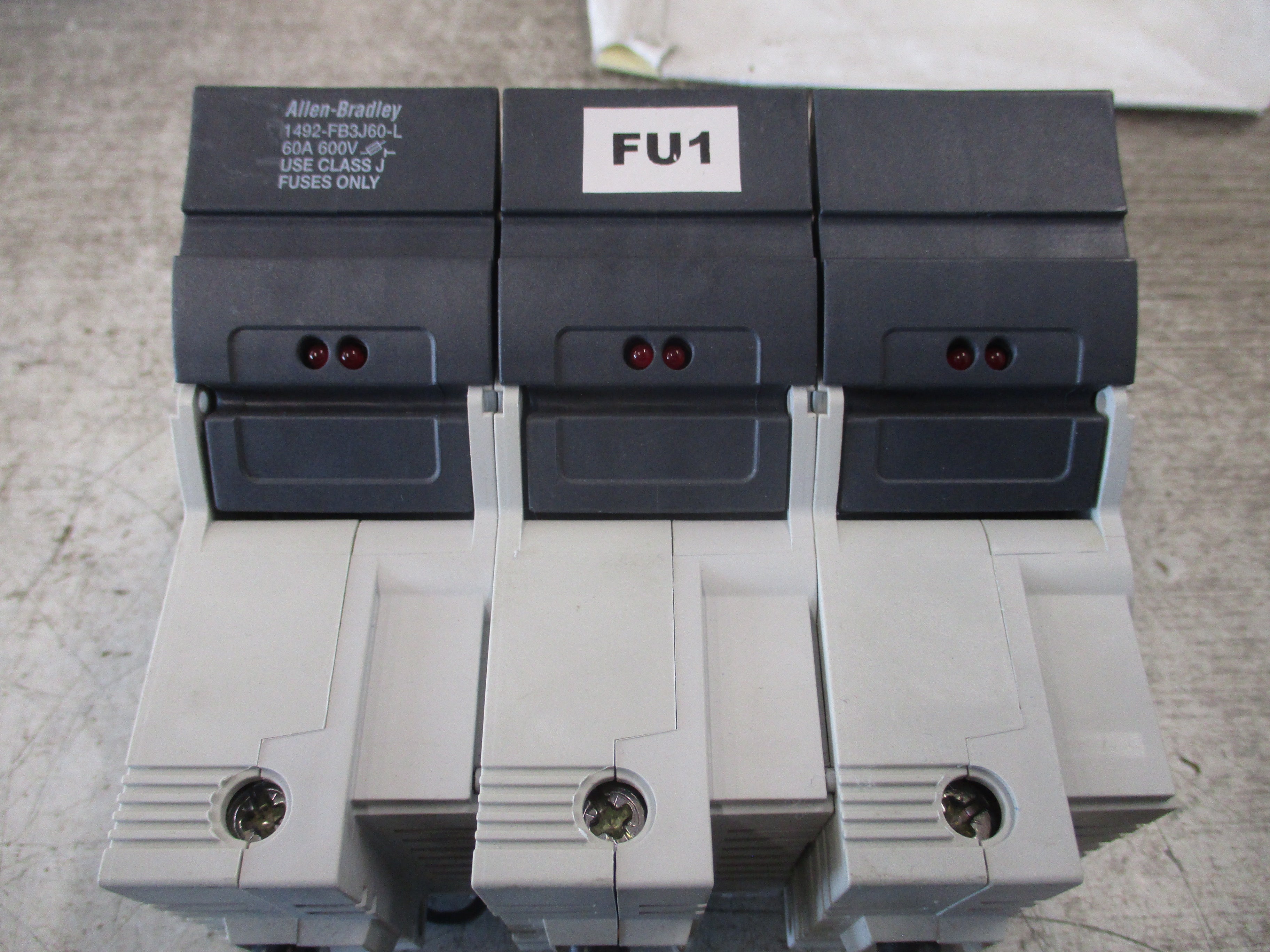 Allen-Bradley Fuseholder 1492-FB3J60-L 60A 600V 3P *(1) Broken DIN-Rail Mount*