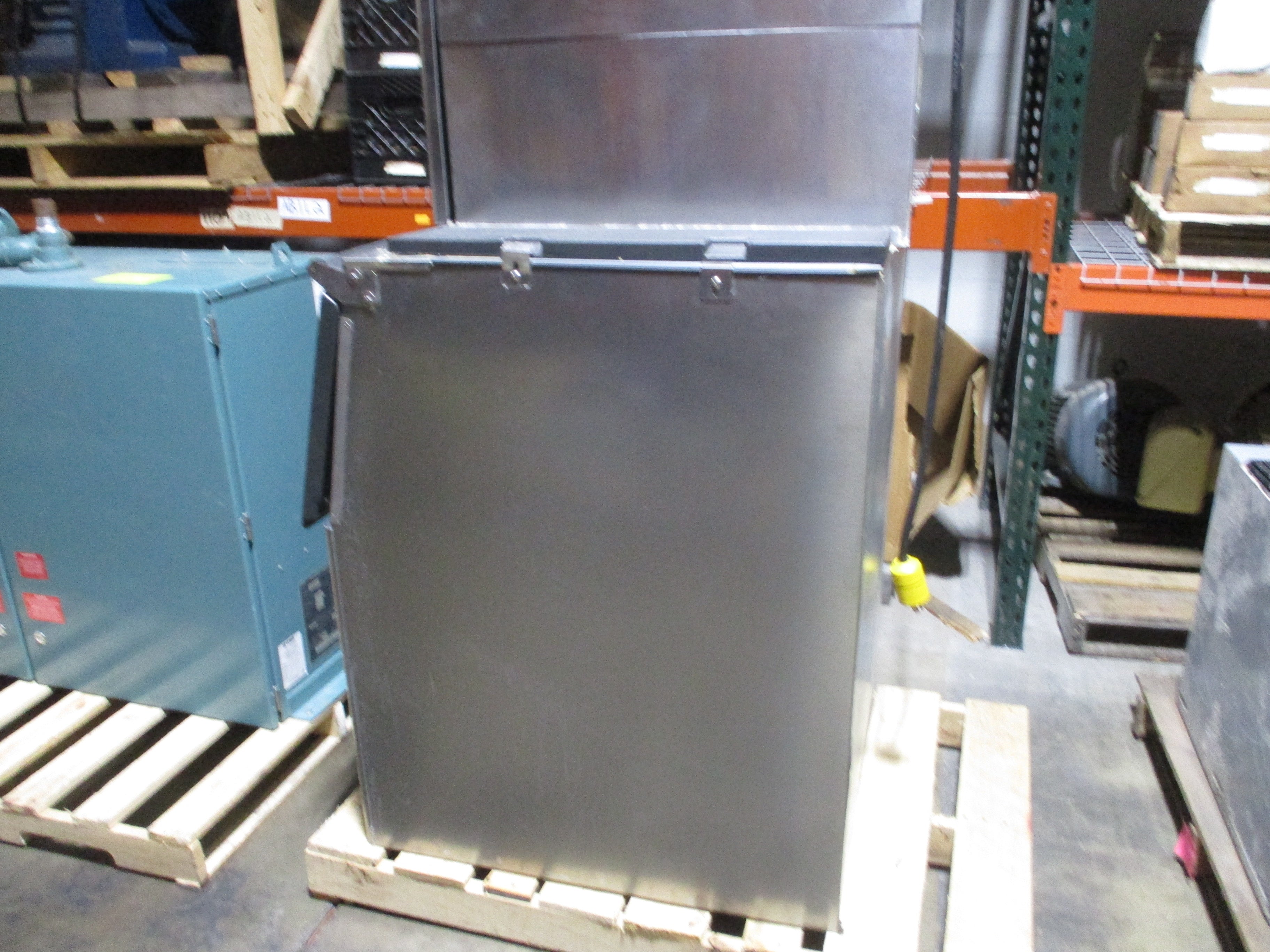 Hoshizaki Ice Maker W/Storage Bin KM-650MAH Supply: 208-230V 60Hz 1Ph