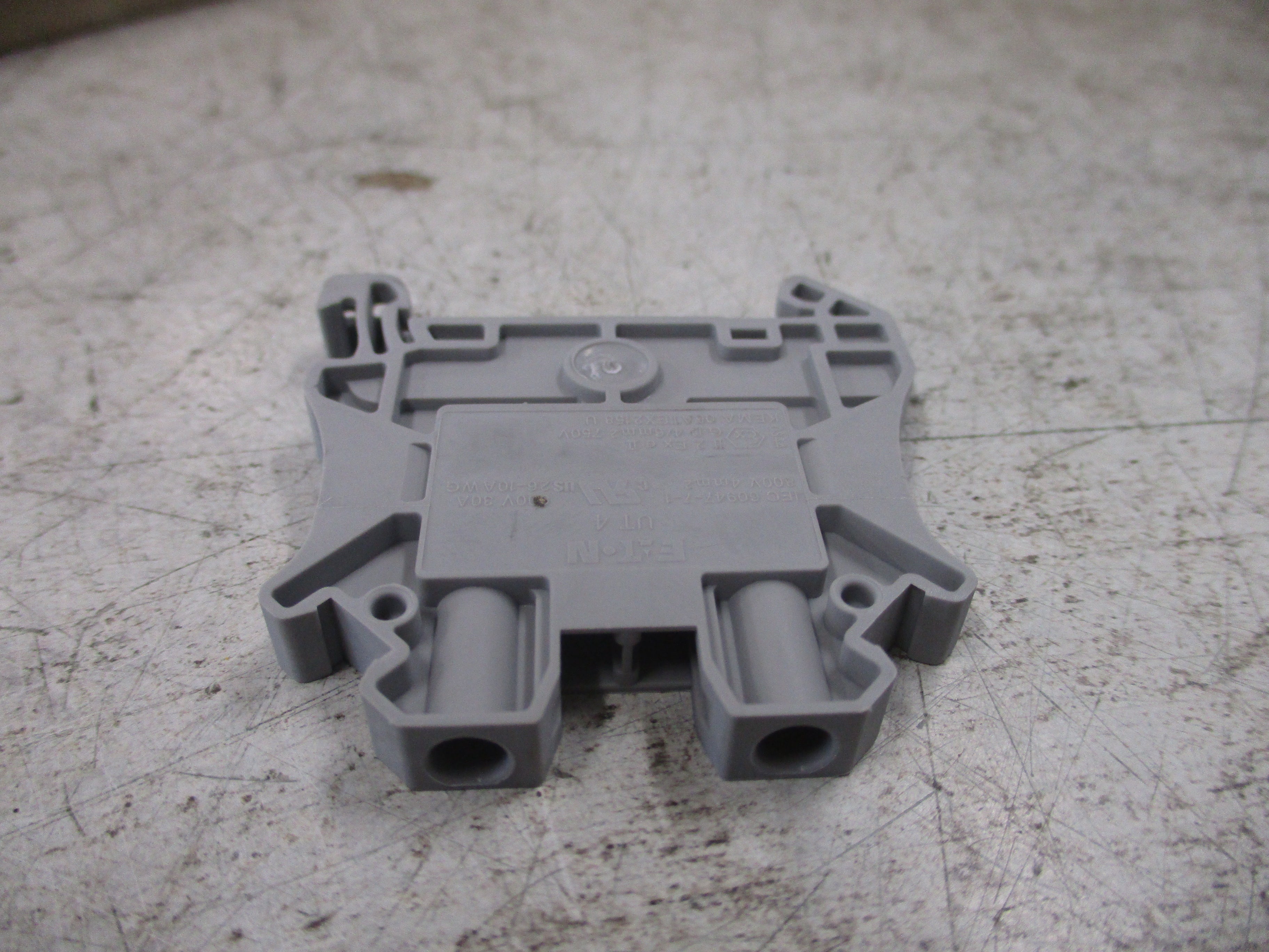 Eaton Feed-Through Terminal Block XBUT4 *Box of 44* New Surplus