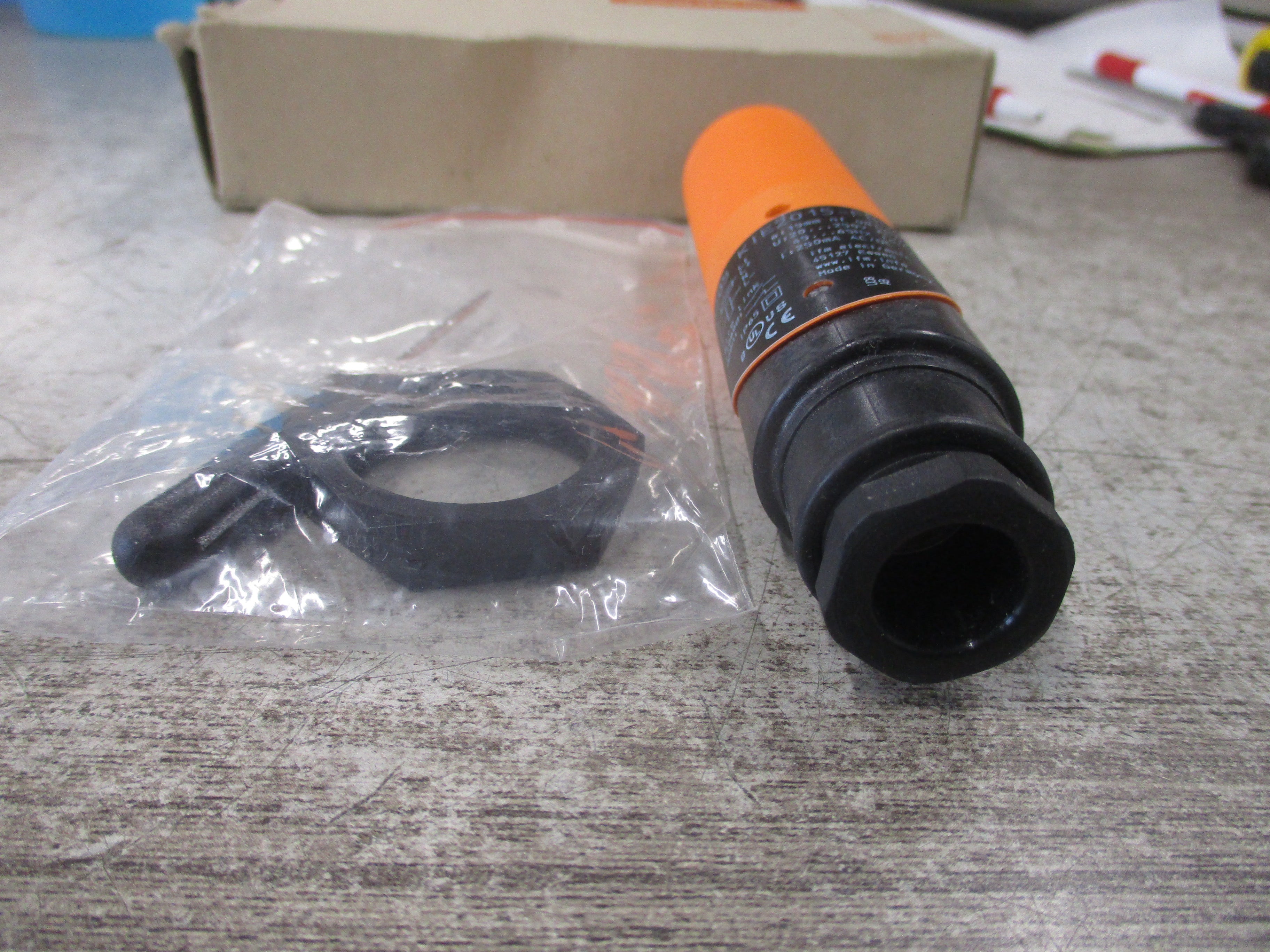 IFM efector 150 Capacitive Sensor KI0205 New Surplus