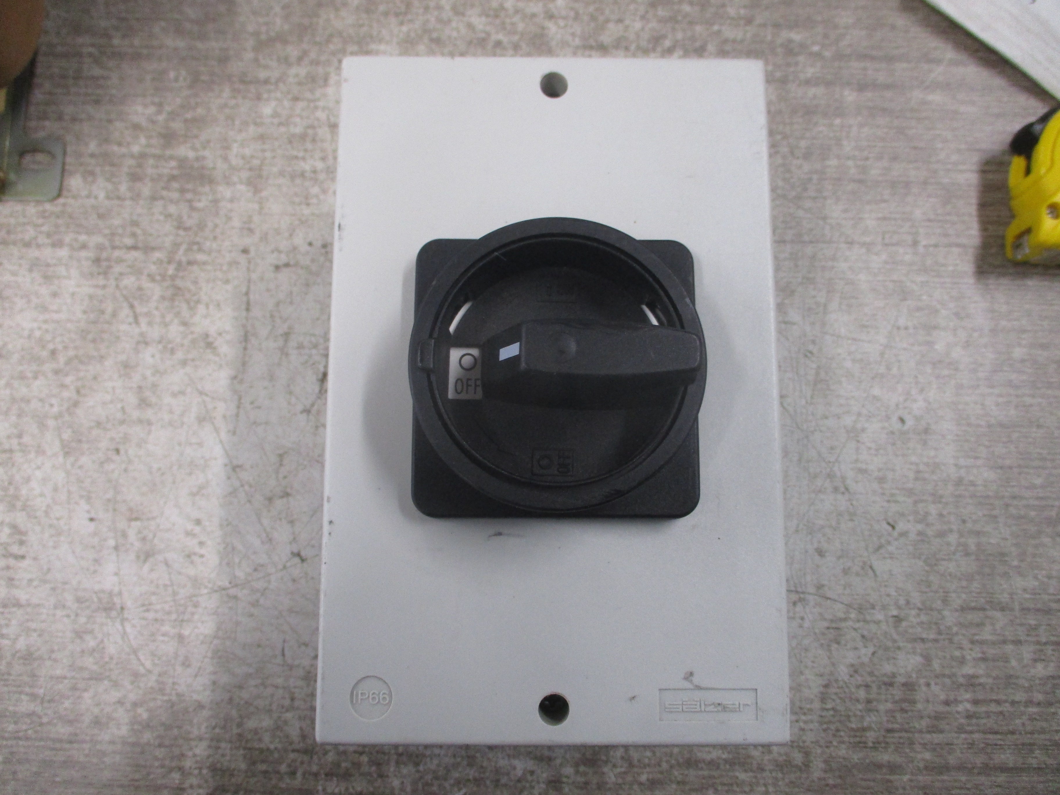 Salzer Enclosed Disconnect Switch H220-41300-710M1 25A 3P Used