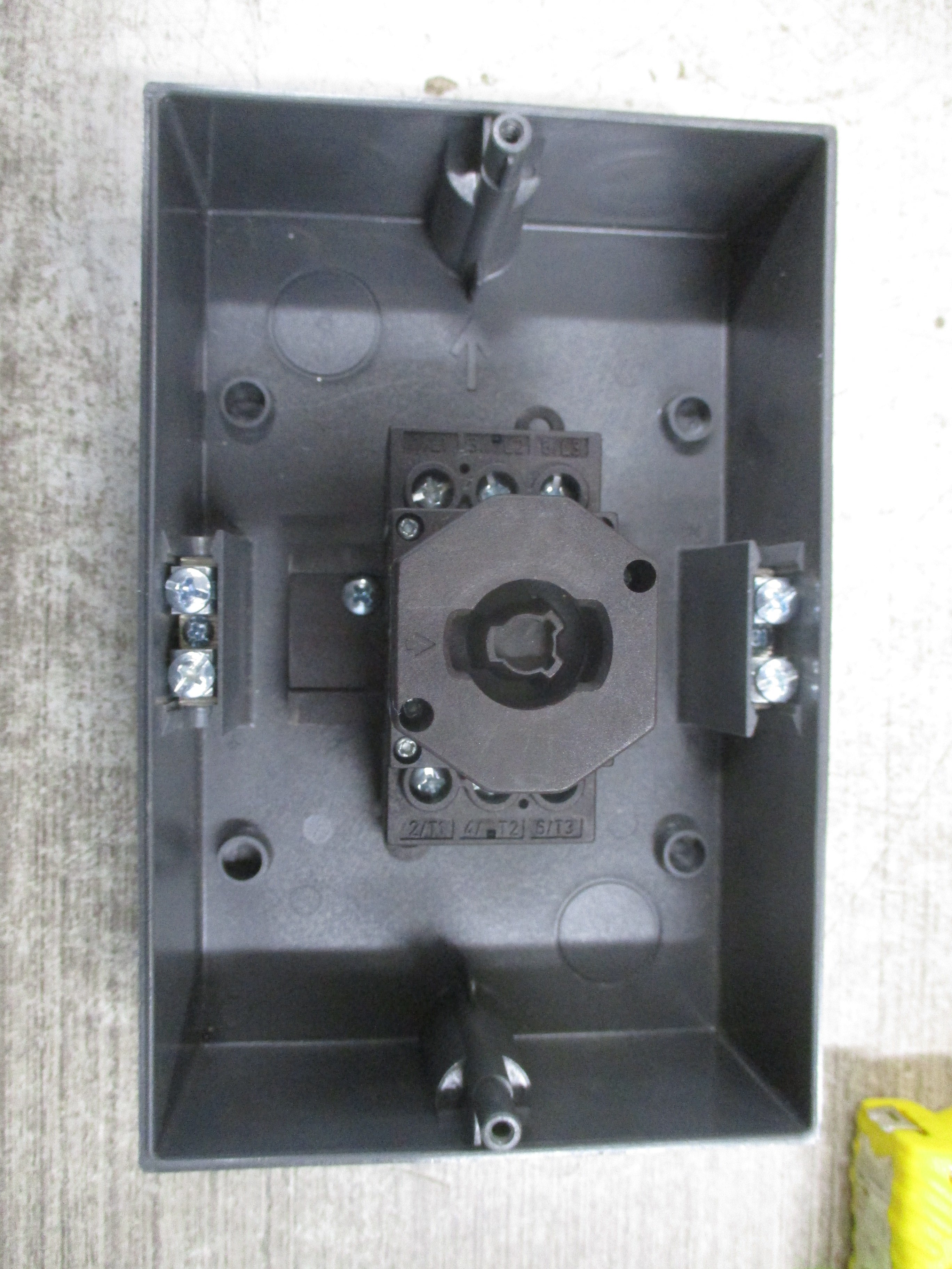 Salzer Enclosed Disconnect Switch H220-41300-710M1 25A 3P Used