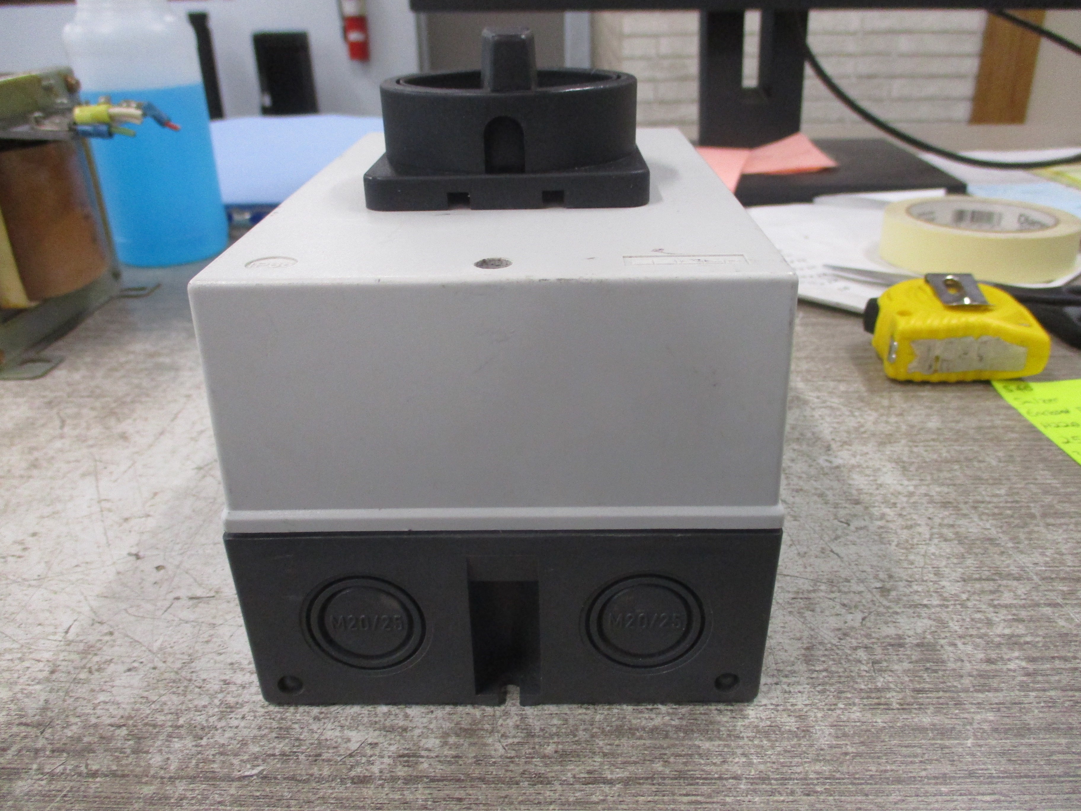 Salzer Enclosed Disconnect Switch H220-41300-710M1 25A 3P Used