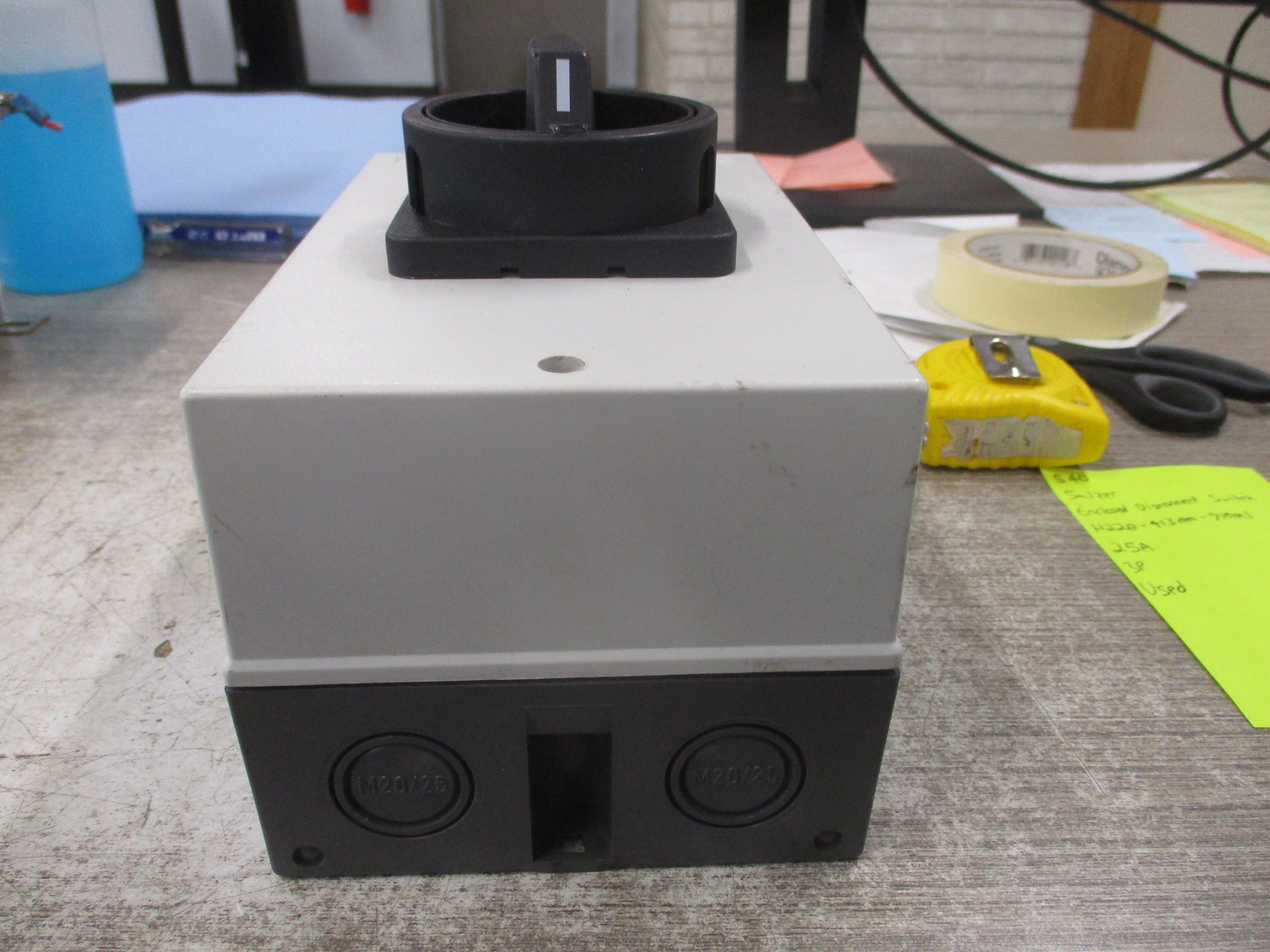 Salzer Enclosed Disconnect Switch H220-41300-710M1 25A 3P Used