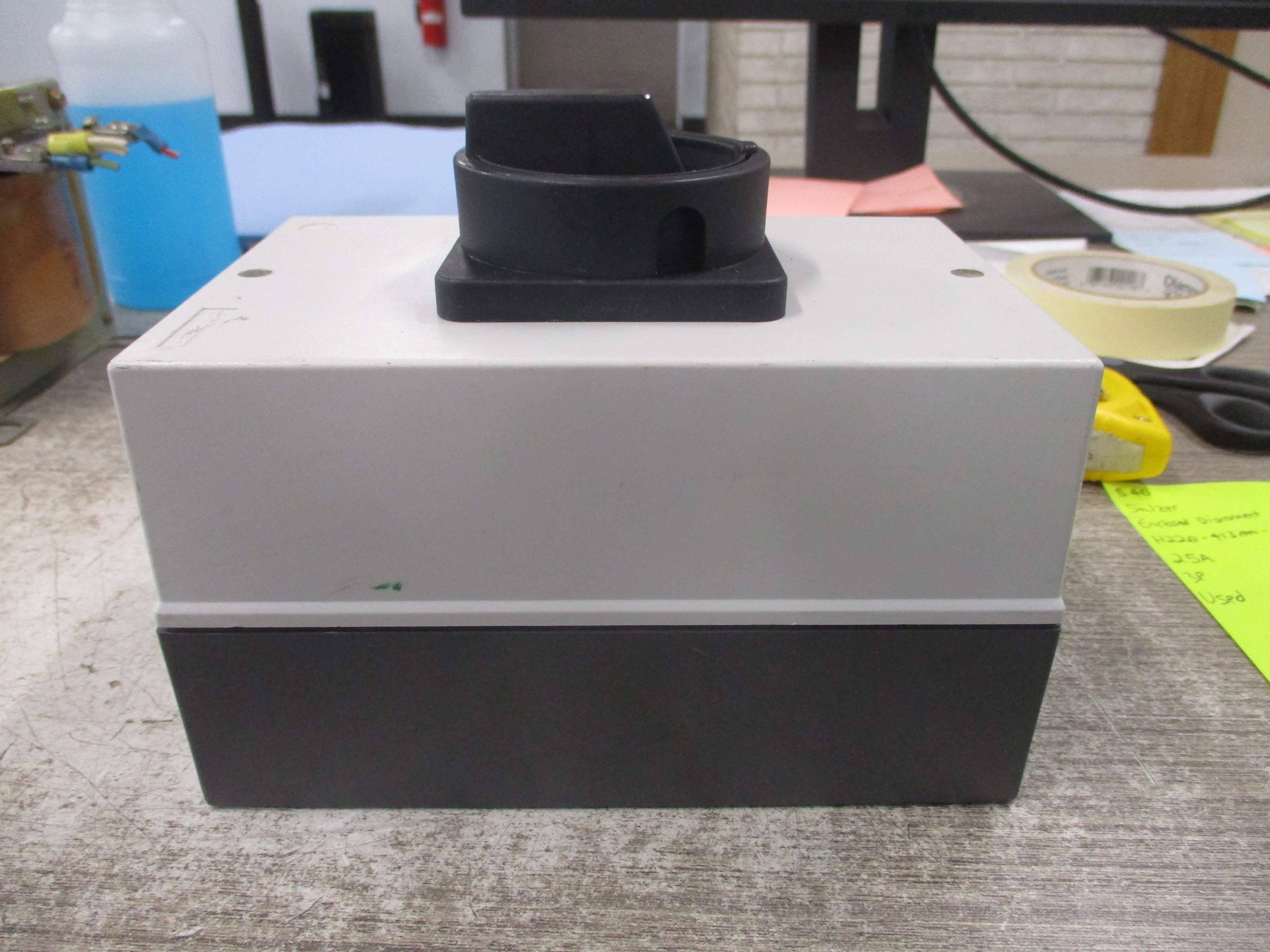 Salzer Enclosed Disconnect Switch H220-41300-710M1 25A 3P Used