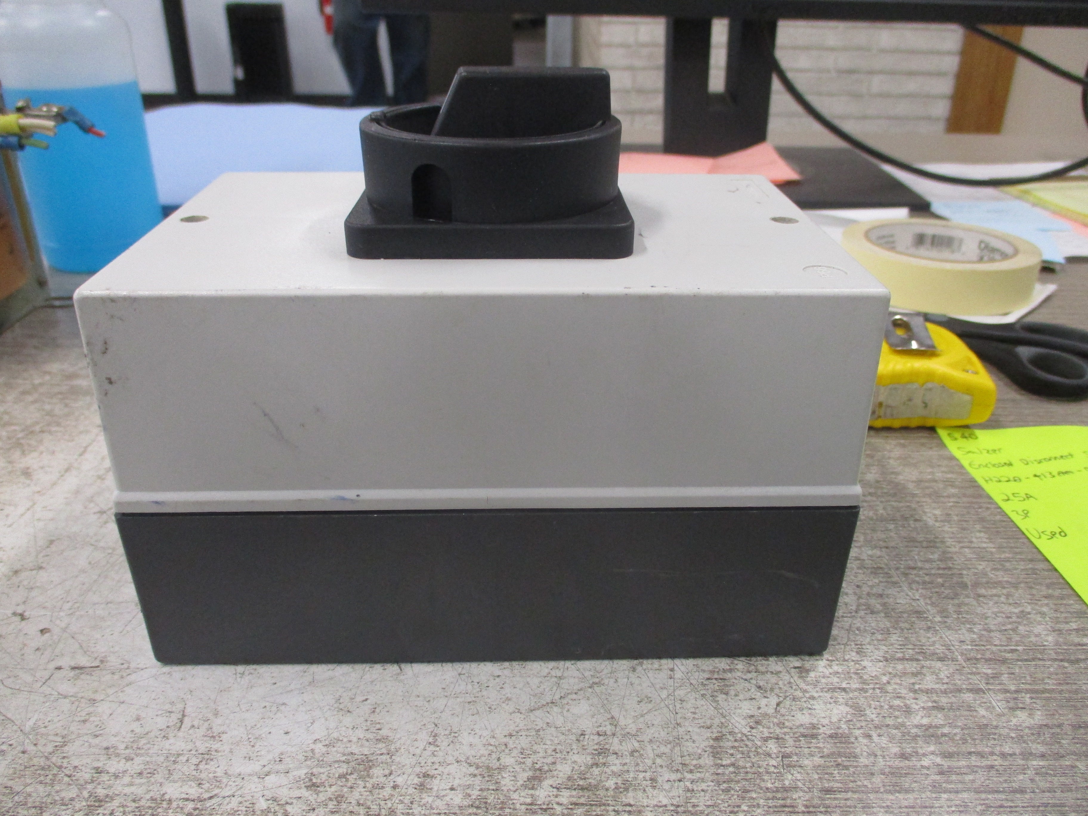 Salzer Enclosed Disconnect Switch H220-41300-710M1 25A 3P Used