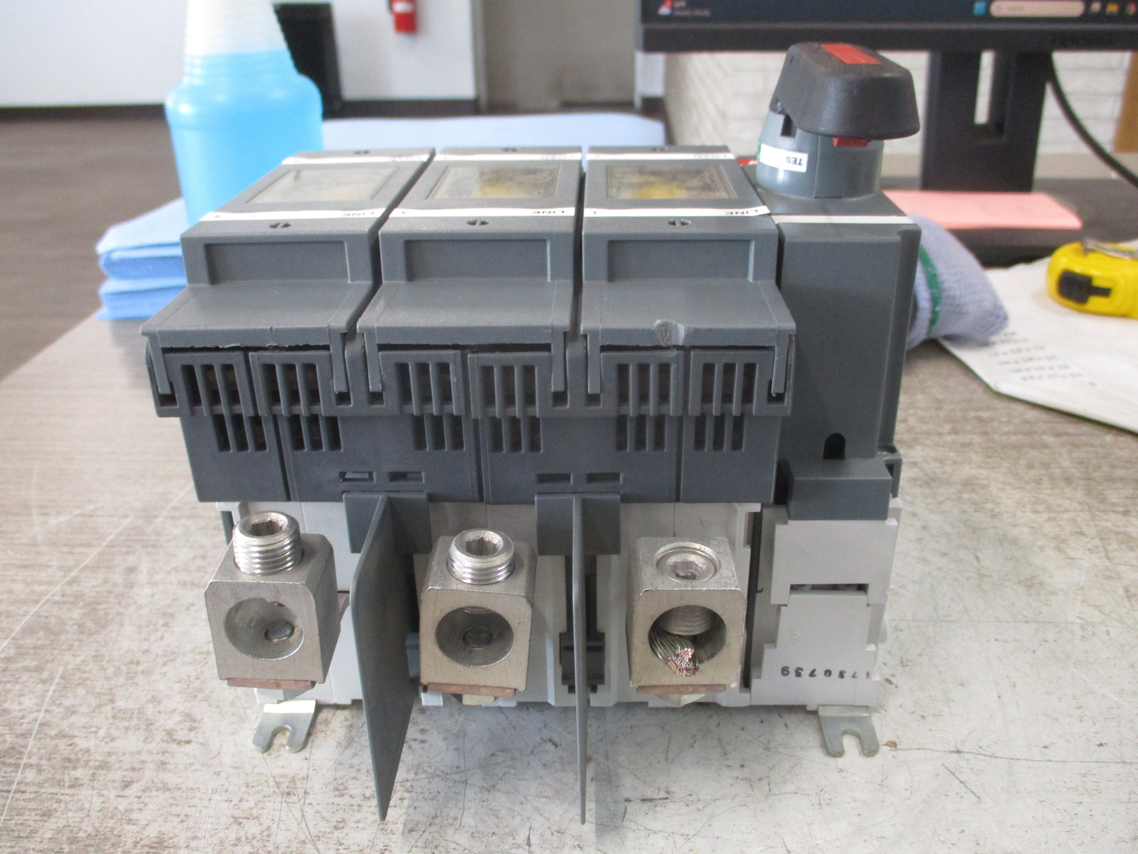 ABB Fusible Disconnect switch OS 200J03 200A 600V 3P (3) 200A Fuses Used