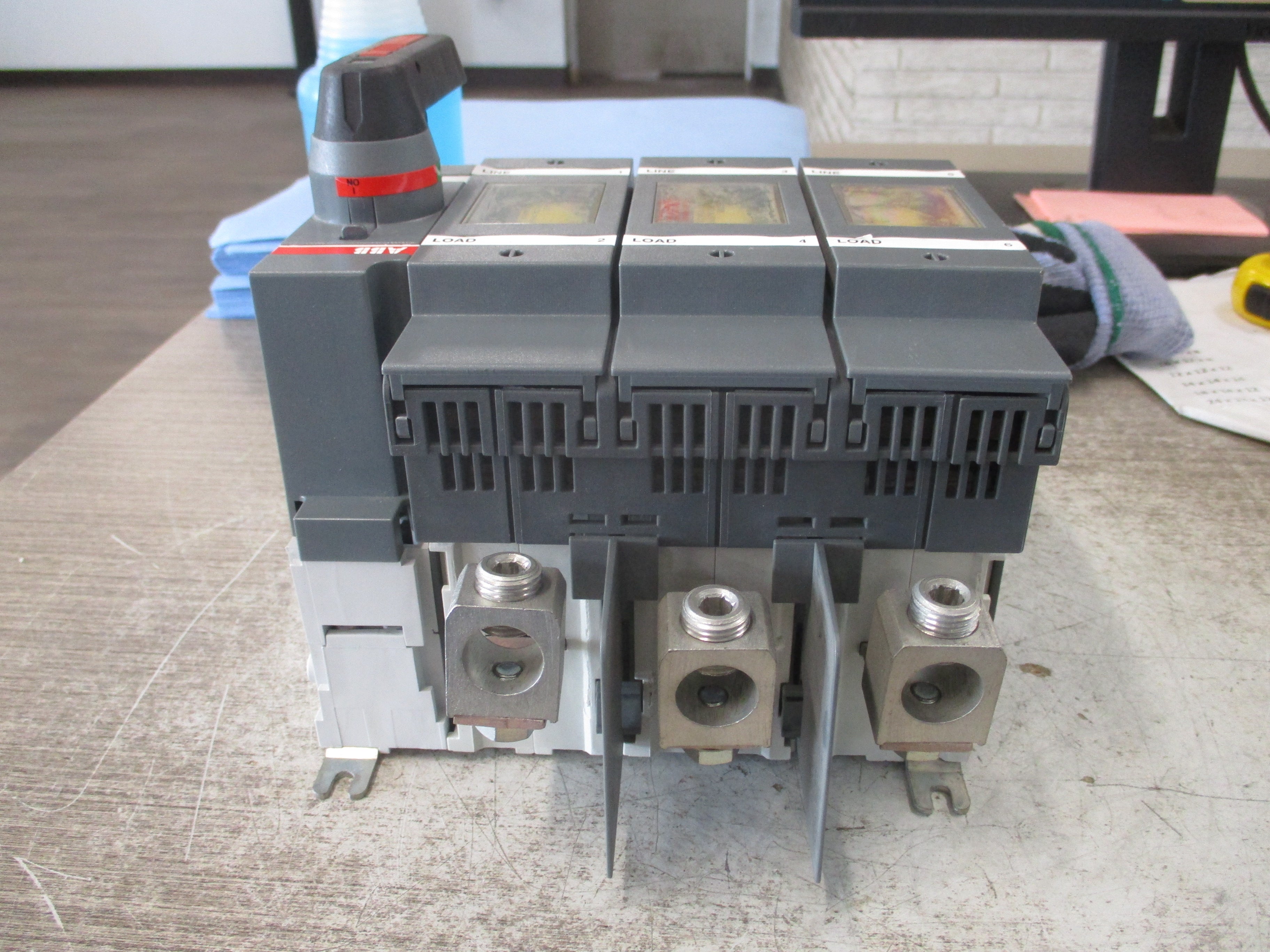 ABB Fusible Disconnect switch OS 200J03 200A 600V 3P (3) 200A Fuses Used