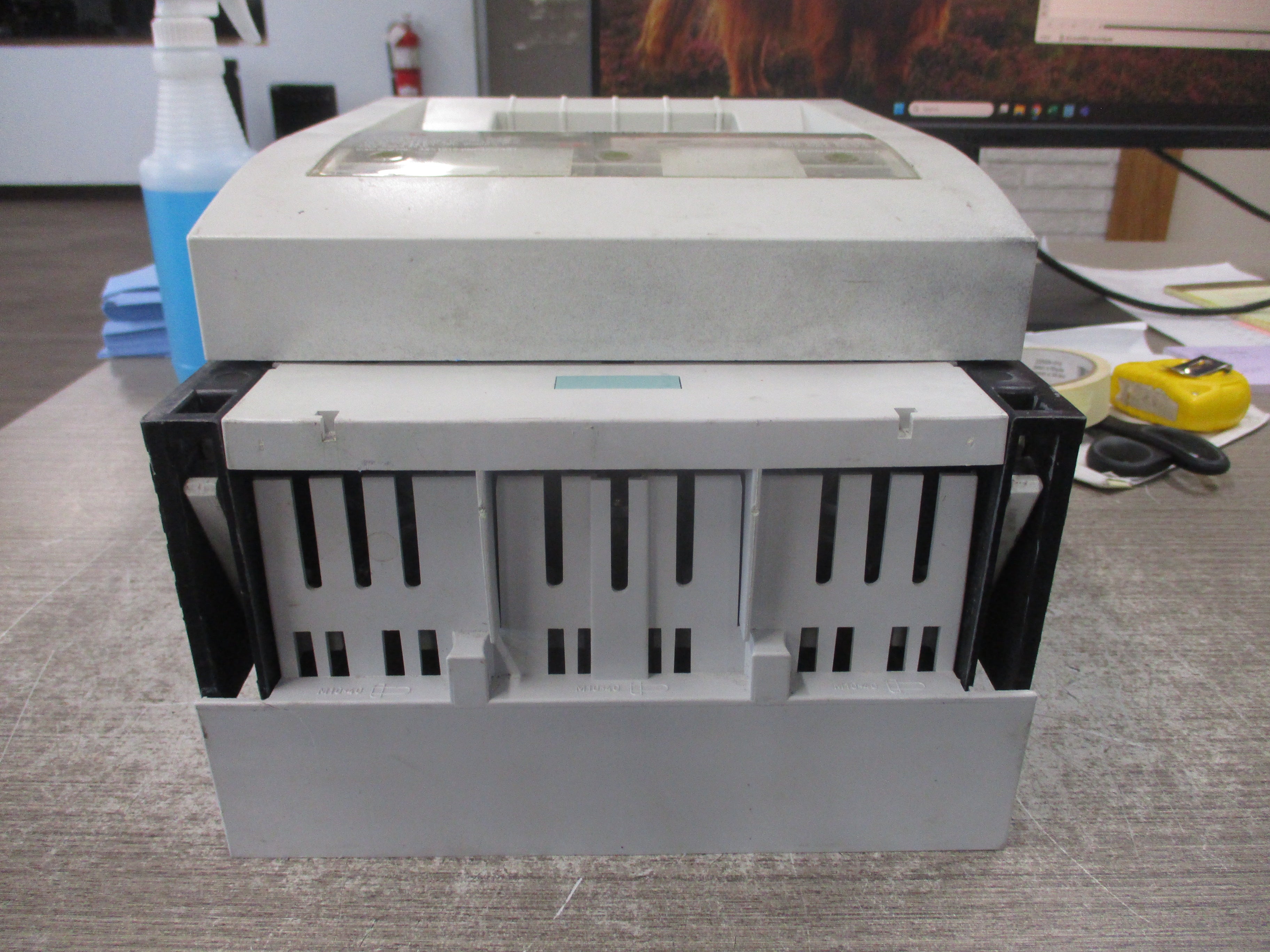 Siemens Fusible Disconnect Switch 3NP 437 690VAC 50/60Hz 400A 34W (3) 315A Fuses