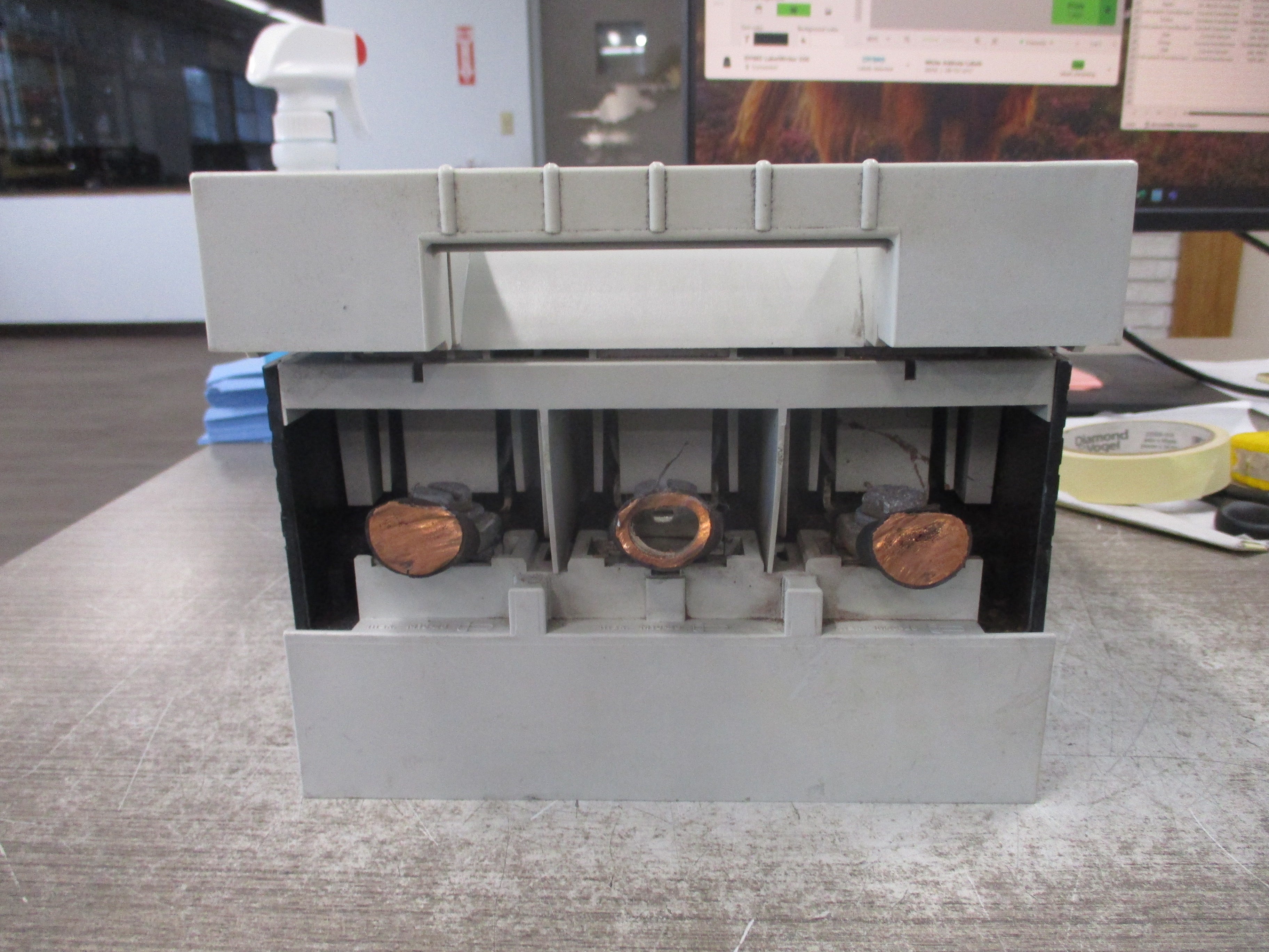 Siemens Fusible Disconnect Switch 3NP 437 690VAC 50/60Hz 400A 34W (3) 315A Fuses