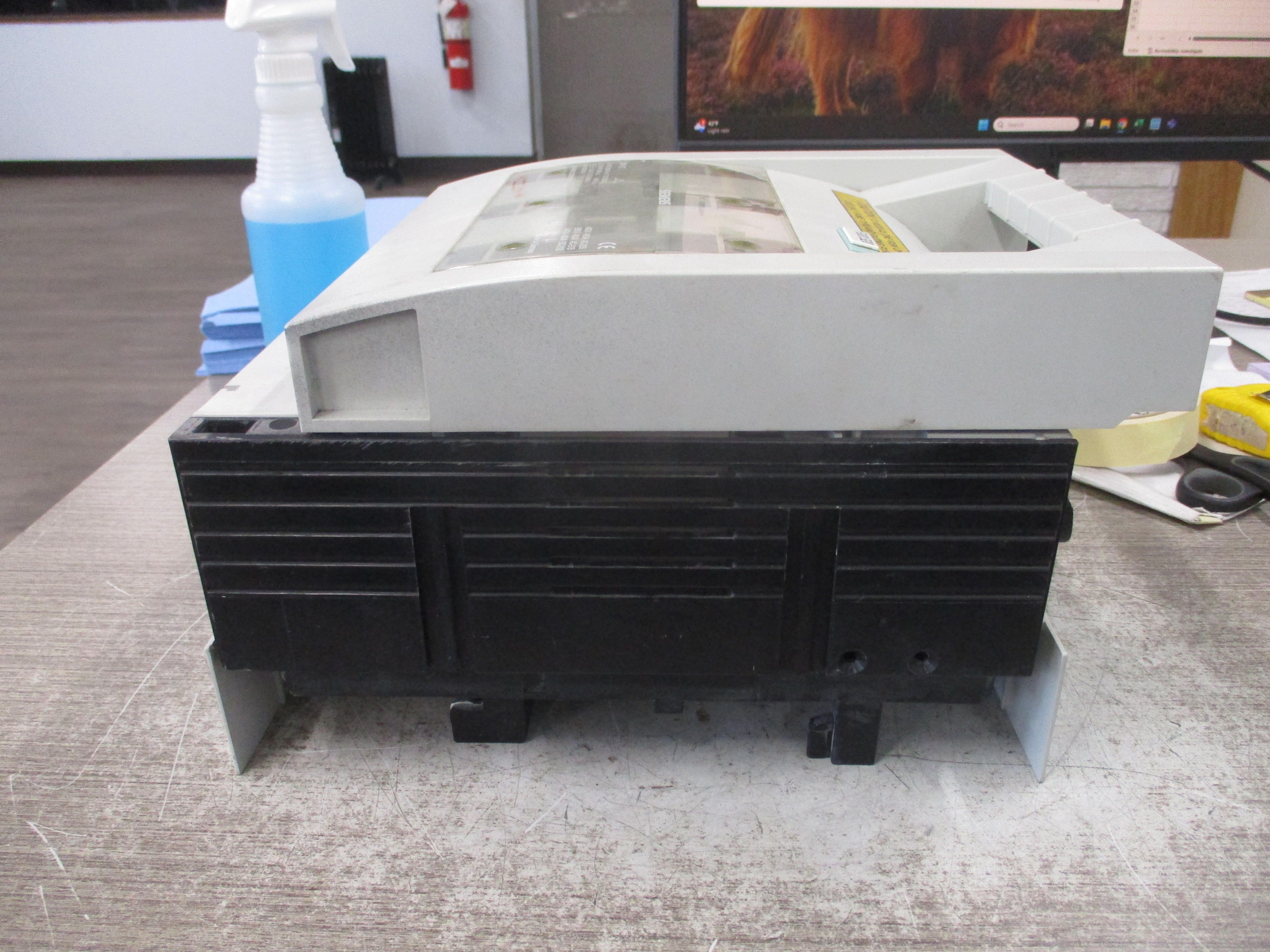 Siemens Fusible Disconnect Switch 3NP 437 690VAC 50/60Hz 400A 34W (3) 315A Fuses